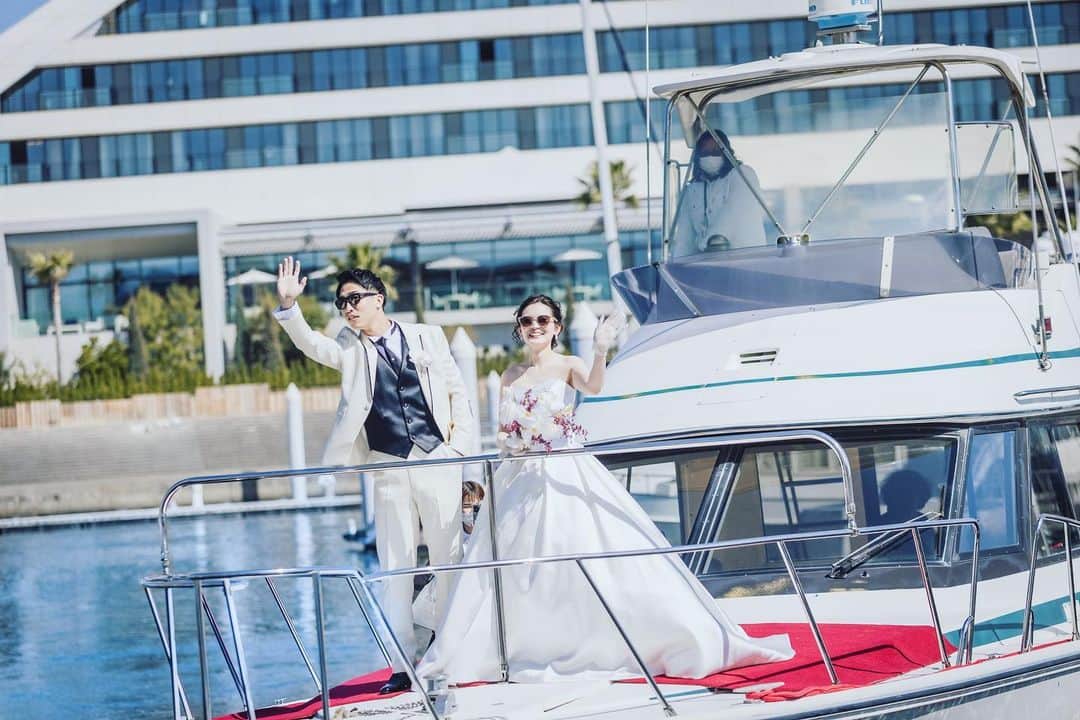 【公式】アートグレイスネクスト芦屋さんのインスタグラム写真 - (【公式】アートグレイスネクスト芦屋Instagram)「クルーザーで登場のお二人！ 海が近い芦屋ならではの演出です😌✨  #前撮り #前撮りレポ #前撮りヘア #前撮りポーズ #前撮りブーケ #ビーチフォト #ウェディングドレス #ウェディングヘア #ウェディングフォト #フォトウェディング #ブライダルフォトグラファー #結婚式 #結婚式場 #結婚式準備 #和装前撮り #花嫁 #花嫁準備 #プレ花嫁 #卒花 #花嫁レポ #日本中のプレ花嫁さんと繋がりたい  #beachphotoshoot #ビーチフォトウェディング #お支度ショット #weddingphotography  #ナイトウェディング #ナイトガーデン」8月2日 10時33分 - art_grace_next_ashiya