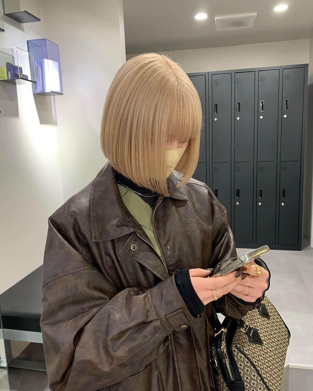 Beleza_official_instagramのインスタグラム：「ミルクティーベージュ ミルクティーブロンド🎀  #ブリーチ2回 から♡  ＊選択クーポン＊ 【emi指名限定】と記載のメニューからお選びください  カット＋Wカラー＋内部補修トリートメント　¥20,000〜 カット＋ハイブリーチカラー＋内部補修トリートメント　¥26,400〜  ご予約はプロフィールに記載のURLホットペッパー又は、dmから 初回は髪の履歴や状態によりお時間が長くかかる可能性がありますのでハイブリーチメニューでのご予約がオススメです❕  ブリーチはだれを任せるかで仕上がりも、今後の髪の状態もとっても差がでる技術です ハイクオリティなヘア是非お任せください🎀  来店時にケアの方法もたっぷり お伝えします♡ ダメージレスでムラのない艶ハイトーン一緒に育てていきましょう🌙💫  #ヘアカラートレンド#リタッチブリーチ#ブリーチカラー#ブロンド#ハイトーン#ハイトーンカラー#ハイトーンピンク#ピンクカラー#ハイトーンミルクティー#グレージュカラー#ミルクティー#ミルクティーカラー#ピンクミルクティー#ミルクティーベージュ#ブロンドヘアー#ブロンドカラー#インナーカラー#ハイトーンボブ#ホワイトピンク#ピンクベージュ#ピンクブロンド#ホワイトベージュ#ホワイトカラー#ホワイトブロンド#抜きっぱなし#抜きっぱなしブロンド#emi_special」