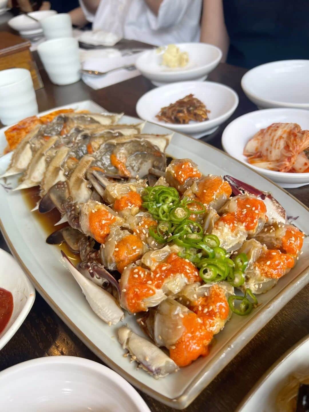 神崎恵のインスタグラム：「・ 韓国に行くと必ず、必ず食べるカンジャンケジャンのお店。 『コッチ』。 今回も、もちろん！🦀🦀🦀 個人的に。 海苔にご飯ととろりんカニ身をのせ食べるのが一番好み。 甲羅には、ご飯と海苔とタレをよく混ぜて食べる。 おこげは、味噌スープと交互に食べてしめる🤤 あー、もお食べたい。」