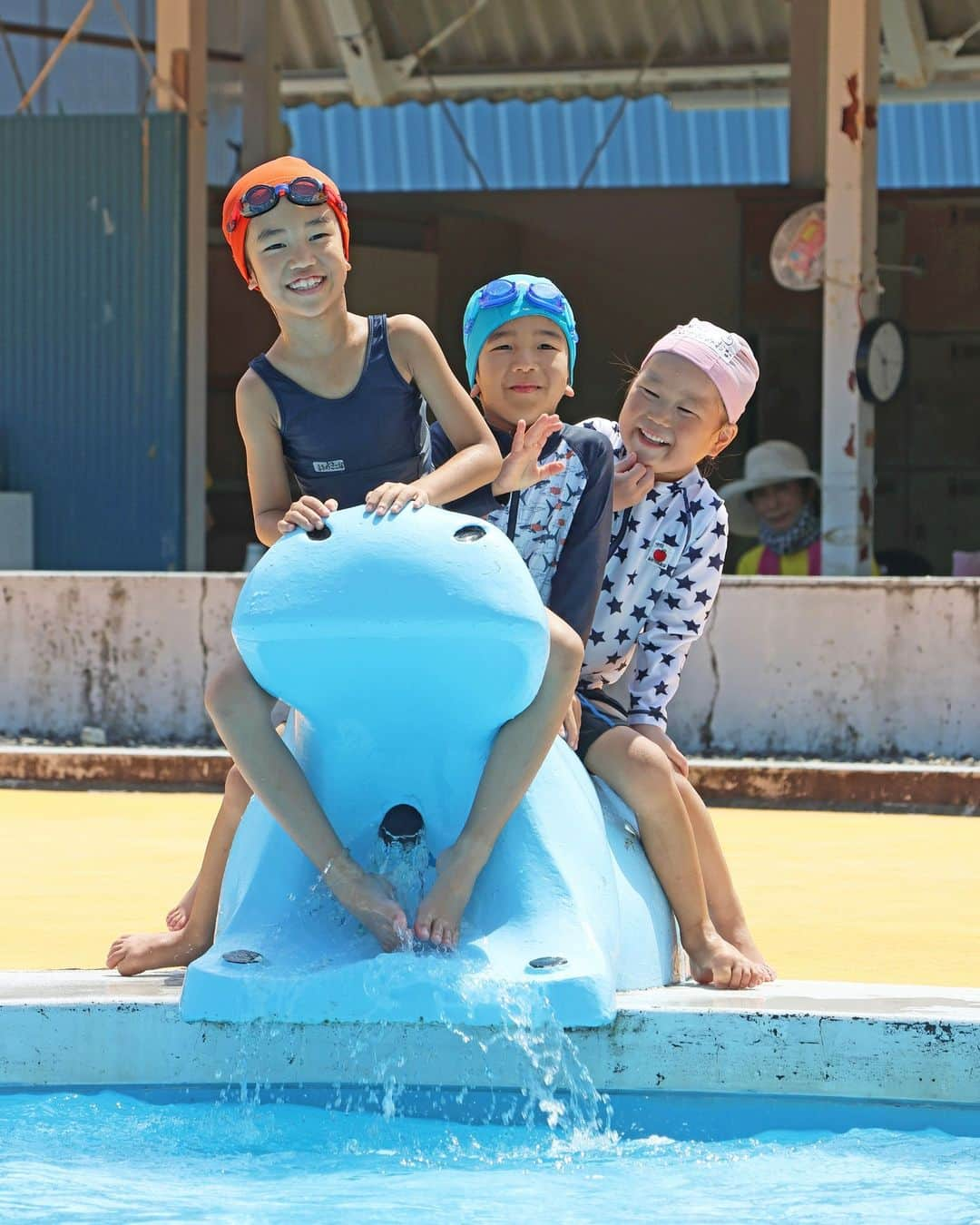 島田市のインスタグラム：「ローズアリーナ横にある「かばさんプール」はご存知ですか？ この日、水遊びに訪れた子どもたちは水色のカバさんのもとに集まり、夏のプールを楽しんでいました。 ※プール内は許可を得て撮影しています。 ※屋外での活動時は、水分補給をこまめに取りましょう。  #島田市 #しまだ #shimada #静岡県 #静岡 #shizuoka #日本 #japan #かばさんプール #プール #夏 #夏休み #夏休みの過ごし方」