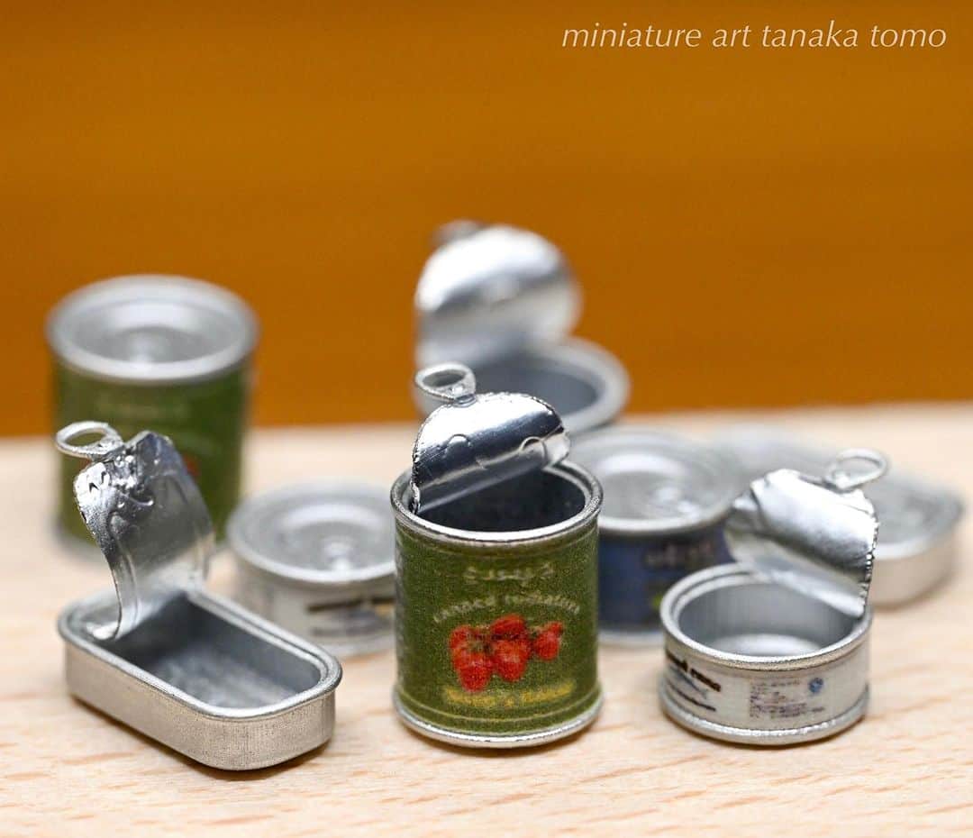 Nunu's Houseさんのインスタグラム写真 - (Nunu's HouseInstagram)「🥫 缶詰の試作で御座います。 あると安心食材✨ むかしはパイナップル🍍の 輪切りの缶詰を1人で全部 食べるのが夢だったけど まだ達成しておりません！  #ミニチュア#miniature #田中智#nunushouse  #diy #ミニチュアアート #かわいい #kawaii」8月2日 10時41分 - nunus_house