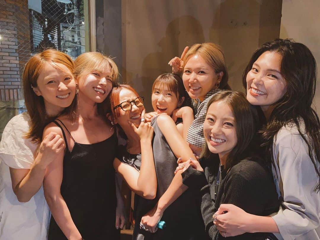 Ami さんのインスタグラム写真 - (Ami Instagram)「Ayaちゃんのお誕生日会🎂✨ 全員集合できた❤️❤️❤️ 主役が最高に楽しそうで、久しぶりにベロベロのAyaちゃんを見れて幸せ😁✌️  プレゼントの👓かけてだんだん泣きそうになるAyaと、「絶対SNS載せて！」と無理やり撮らされてる私www  やっぱり全員集まると最高に楽しいなぁ〜😘💕  #Dream #よっちゃん違和感ゼロw」8月2日 10時47分 - ami_dream05