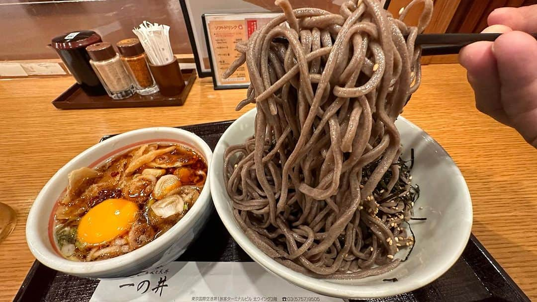 MAX鈴木さんのインスタグラム写真 - (MAX鈴木Instagram)「羽田空港にて。 ガチで美味い蕎麦に出会った。 ゴリゴリの麺に甘辛いツユ。 これは奇跡の美味さだ。  #蕎麦 #一の井 #羽田空港グルメ」8月2日 10時43分 - max_suzuki