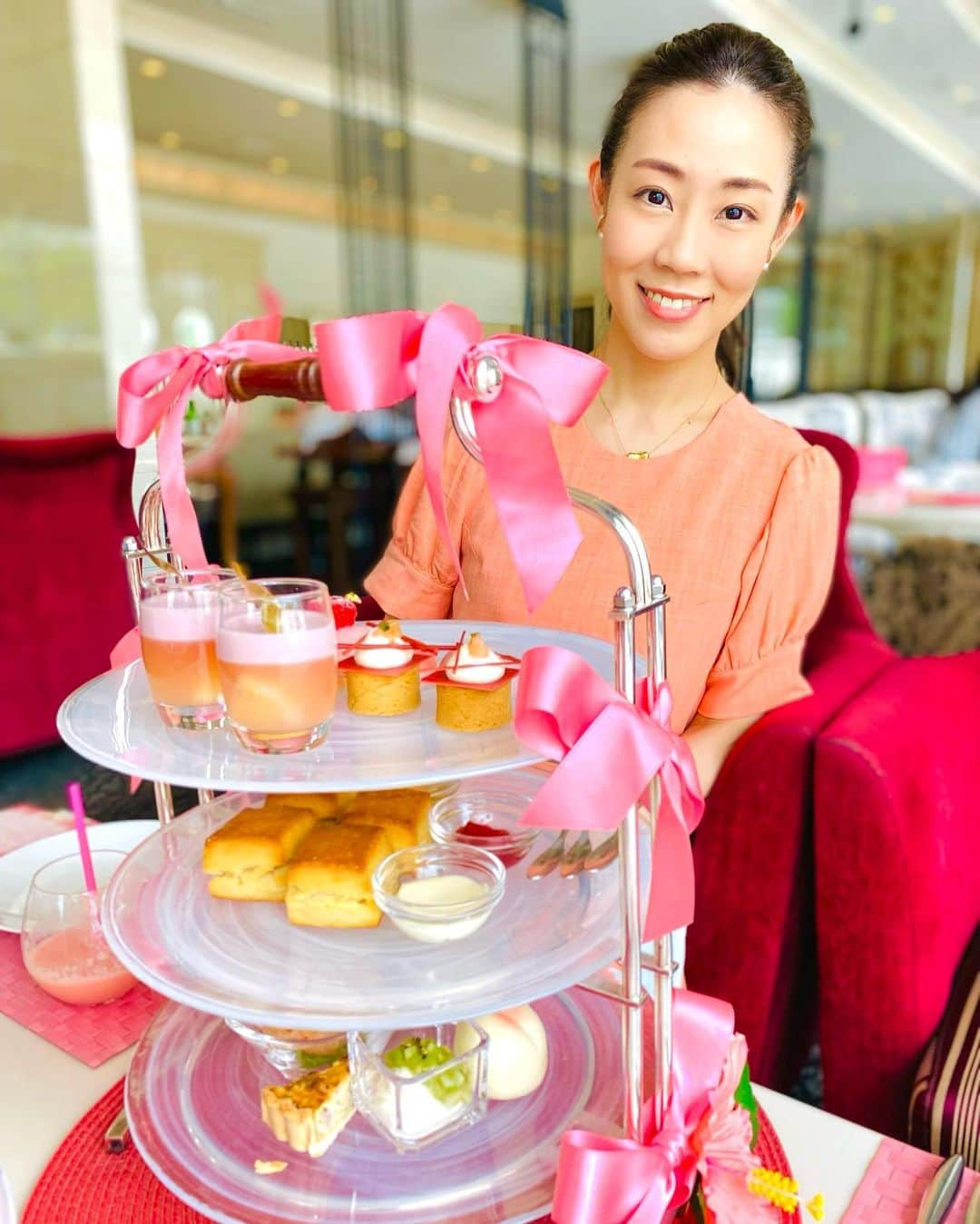 菜那くららのインスタグラム：「🍑🌺🫖✨  Peach Afternoon tea🍑  久しぶりの神戸でアフタヌーンティー✨  見た目めも夏らしく可愛くて、 テンションが上がりましたー😆🌺  8月がスタートしましたね‼︎ まだまだ厳しい暑さが続きますが、 体調崩さないように頑張りましょー🌻👒  #Peach #桃 #久しぶりの #アフタヌーンティー #ラスイート神戸」