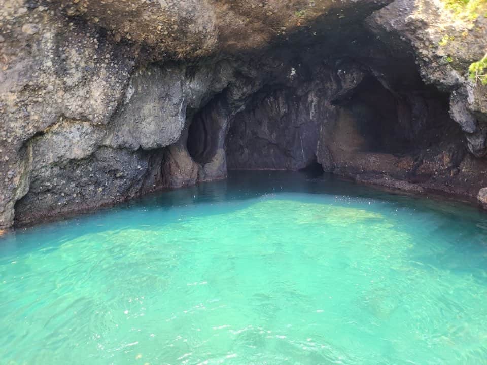 滝川りおのインスタグラム：「先月の佐渡ヶ島旅行では 高速モーターボードに乗り 佐渡版“青の洞窟”へも 行ってきました🌊🫧  神秘的な光景⟡.·  天気にも恵まれてよかった☺️  #青の洞窟 #佐渡ヶ島旅行 #家族旅行 #帰省 #わが家の夏休み」