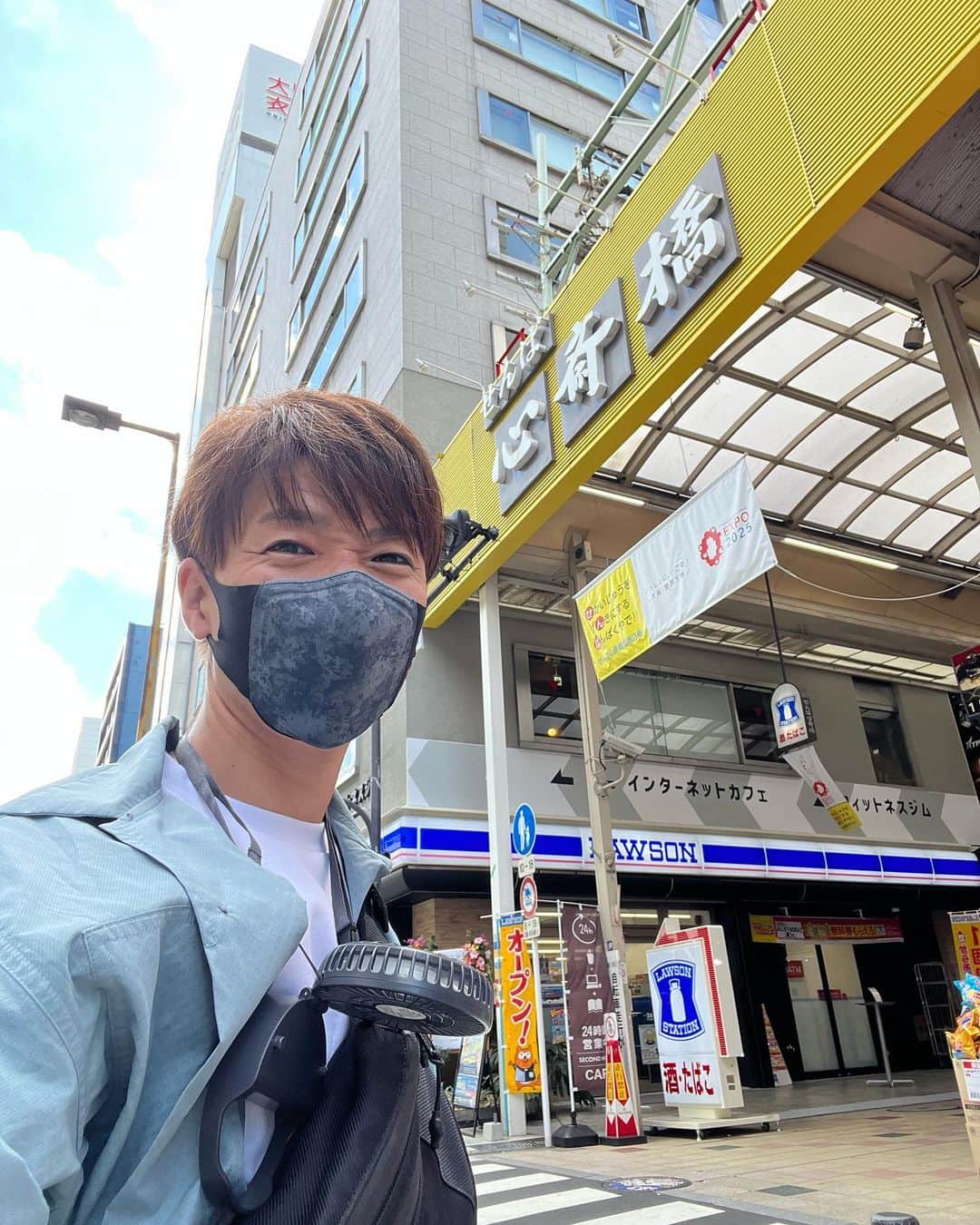 のインスタグラム：「せっかくなんでホテルから電動キックボードで本町へ。  船場ビル地下の食堂街通って帰ってます。  この辺は食堂街でたくさんのランチがあるんですね。  当時は自転車で1人ここまでやって来てよくランチのウインドウショッピングをしたもんですよ。  金無かったんで見るだけ。  ひたすらみてヨダレじゅるぅぅ〜言うて帰ってそれ思い出してカッチカチの米を食う生活でしたね！  いやぁ〜懐かしいですなぁ。  #なんば自由軒は皆んな知ってるやろ #せんば自由軒もあるんやで #ほな大阪さいなら ✋ #今月はまた来ますよってに #山さん」