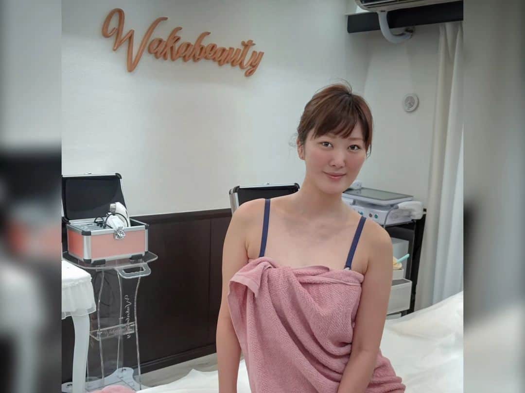 松浦麻里奈のインスタグラム：「麻布にあるWakabeauty直営店のエステサロンへ😉👍 痩身&小顔ケア専門だよ🎉  Wakabeautyは日本のサプリメント、美容スキンケアブランドで 美容液、育毛や糖化のサプリメント、 卵巣ケアシリーズ、女性健康シリーズ 抗老化シリーズなどなど健康と栄養のサポート！  今回、痩身エステを体験👍 ダブルキャビテーション、超音波、イオン導入 の3つ同時に発震してくれるマシンを使って 気になる部分をケア！！  むくみが酷かったので、脚を中心に😉👍  施術担当者が同じ宮崎出身で、お話に華が咲いたよ😁⭐  しっかりと老廃物を流したあとマッサージしてもらって、身体がスッキリ！！  ✨完全予約制✨ ▶東京都港区三田二丁目２－２０－２０セントラル三田202号室  PR @wakabeauty #Wakabeauty #WakabeautySalon #麻布十番エステサロン #港区エステ #港区エステサロン #麻布十番エステ #小顔ケア #痩身エステサロン」