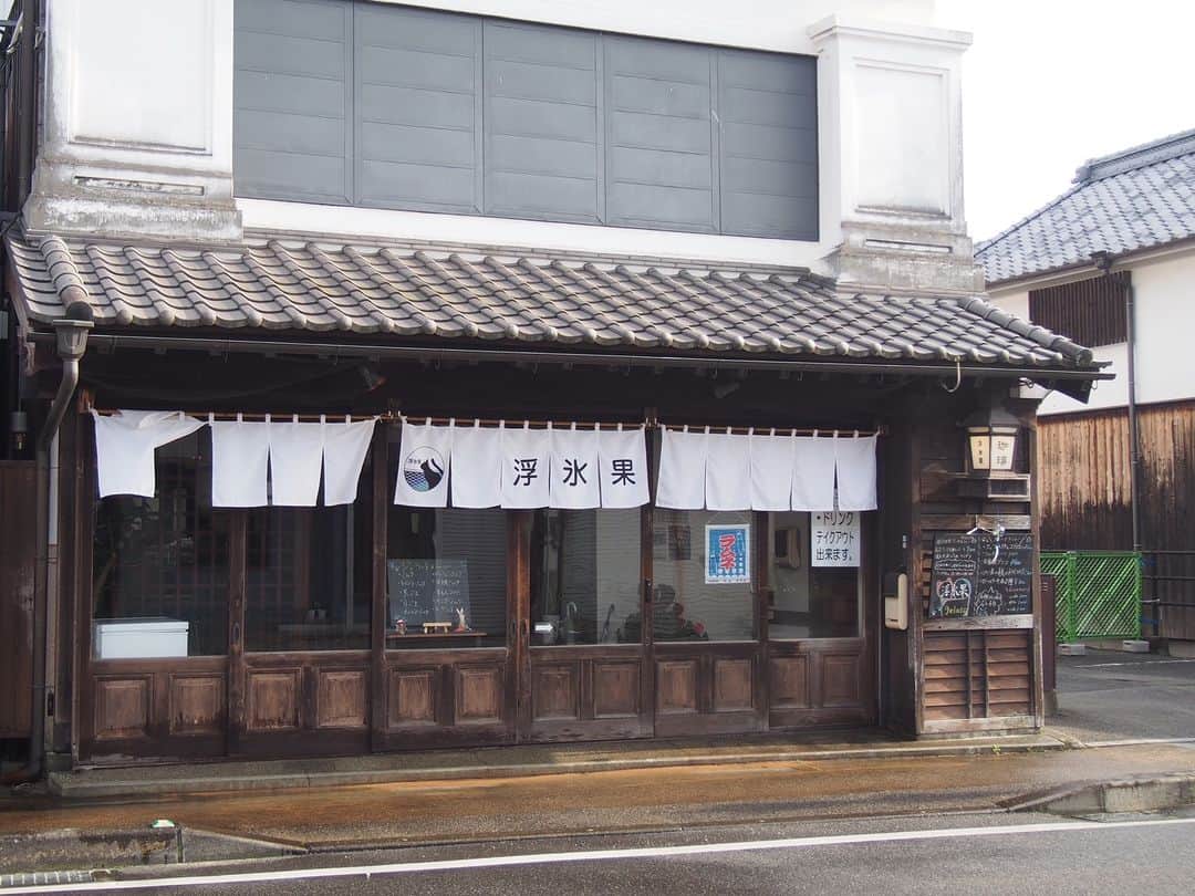 ナッセ福岡 編集部 (旧めさーじゅ) さんのインスタグラム写真 - (ナッセ福岡 編集部 (旧めさーじゅ) Instagram)「. 夏のお出かけスポット！サクッと福岡日帰り旅をご紹介✨  遠くまでは行けないけど、どこかに出かけたい！そんな時は、ふらっと日帰り旅へ🚗💨今回は、福岡市内から車で約60分のうきはの魅力をご紹介します😊  『浮氷果（うきひょうか）』  うきは産のフルーツをたっぷり使ったひんやりスイーツでひと休み。😌  【桃とマスカルポーネのかき氷／1,450円（写真：左）】 【マーラカオのトライフル／1,200円（写真：右）】  夏季限定の桃とマスカルポーネのかき氷は、うきは産の桃を約2個も使用！🍧ジューシーな桃とさっぱりとしたマスカルポーネクリームが相性抜群🎶生クリームの中に台湾カステラが入ったトライフルも人気！散りばめられたフルーツは、旬のものを使うため季節によって変わります。  【浮氷果】 0943-75-3133 住／うきは市吉井町1244 営／10:00～18:00 休／不定休 ※8月は月曜・第2、第4火曜 ※駐車場なし  #福岡 #福岡旅 #福岡旅行 #fukuoka #fukuokatravel #うきは #うきは旅行 #うきは旅 #うきはカフェ #うきはスイーツ #うきはグルメ ＃かき氷 #浮氷果」8月2日 11時00分 - nasse_fukuoka
