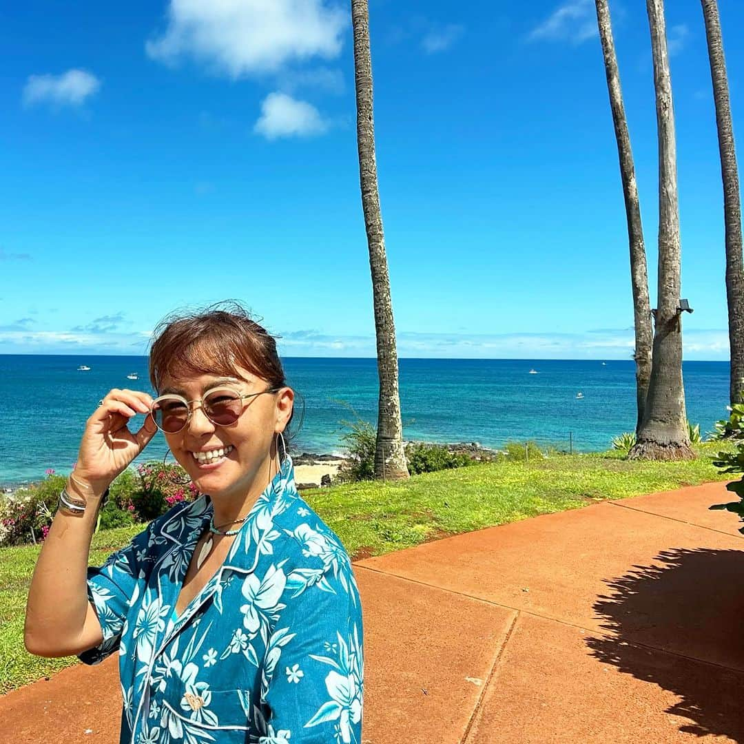 田中律子さんのインスタグラム写真 - (田中律子Instagram)「マウイ島からモロカイ島へ🏝️ モクレレエアーは、チェックイン時に体重聞かれます😂小さなプロペラ機だから、バランス良く乗らないと傾くからね✈︎ 出発が4時間半遅れて、やっとこさモロカイ島に到着‼️  4年ぶりのモロカイ島は時が止まってたかのような、何も変わってない🤩🌴オールドハワイが残る本当に素敵な島🏝️  #hawaii  #molokai  #mokuleleairlines  #molokai2oahu  #4年ぶりの開催」8月2日 11時06分 - ri2kotanaka