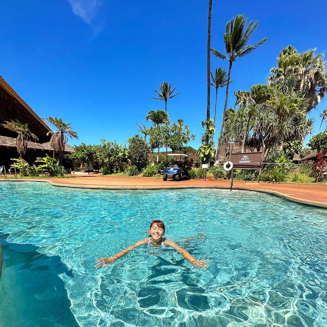 田中律子さんのインスタグラム写真 - (田中律子Instagram)「マウイ島からモロカイ島へ🏝️ モクレレエアーは、チェックイン時に体重聞かれます😂小さなプロペラ機だから、バランス良く乗らないと傾くからね✈︎ 出発が4時間半遅れて、やっとこさモロカイ島に到着‼️  4年ぶりのモロカイ島は時が止まってたかのような、何も変わってない🤩🌴オールドハワイが残る本当に素敵な島🏝️  #hawaii  #molokai  #mokuleleairlines  #molokai2oahu  #4年ぶりの開催」8月2日 11時06分 - ri2kotanaka