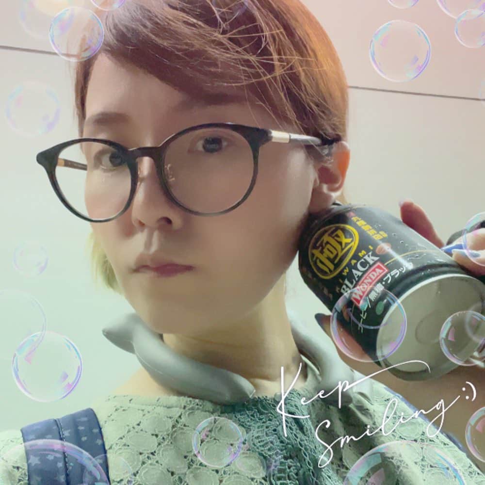 中上育実のインスタグラム：「暑いですね〜  冷蔵庫で凍る？というネッククーラーがもうぷよぷよしてしまったので結局コーヒーで冷やしながら電車を待つのである」