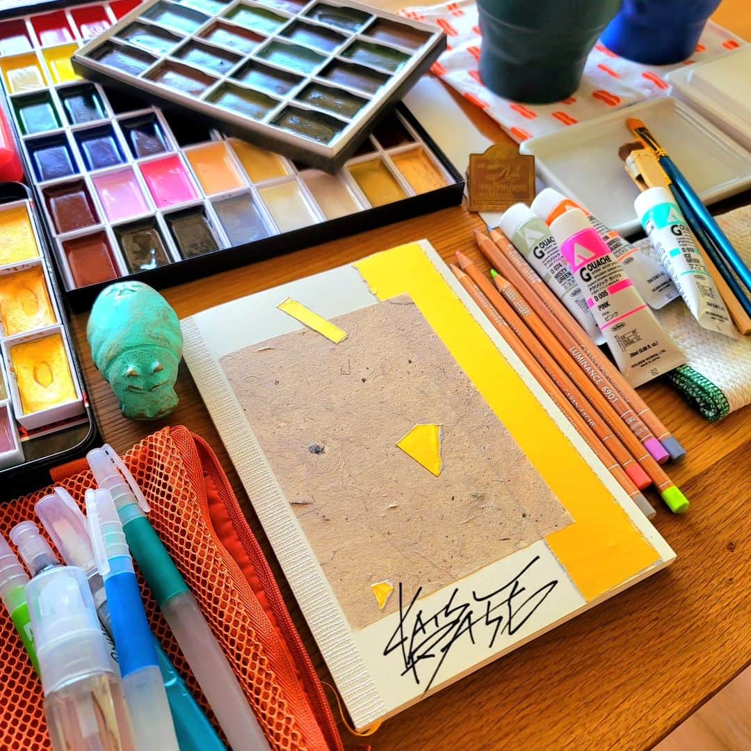 hoshino katsuraさんのインスタグラム写真 - (hoshino katsuraInstagram)「ずっとやってみたかったけど、多分続かないよな〜となかなか実践できなかった絵日記を始めてみようと思います。⁡ ⁡⁡ ⁡カッチリちゃんと描くんじゃなくて、その日の気分の色で遊ぶだけの抽象的なやつなので、どっちかっていうとアートジャーナルに近いんだけど、あえてこれは絵日記とよんでみる。⁡ ⁡⁡ ⁡なにか新しい自分を発見できたら大成功。⁡⁡⁡ ⁡もしくは気持ちのリフレッシュになれればいい！⁡ ⁡ ⁡⁡はぁ〜！(深呼吸)⁡ チャレンジぃ〜！ ⁡⁡ ⁡⁡ ⁡#ブング沼暴走族 ⁡ ⁡#お絵描きファミリア ⁡ ⁡#mdnotebook ⁡ ⁡#画材⁡ ⁡#文具⁡ ⁡#stationary」8月2日 11時22分 - katsura_5600