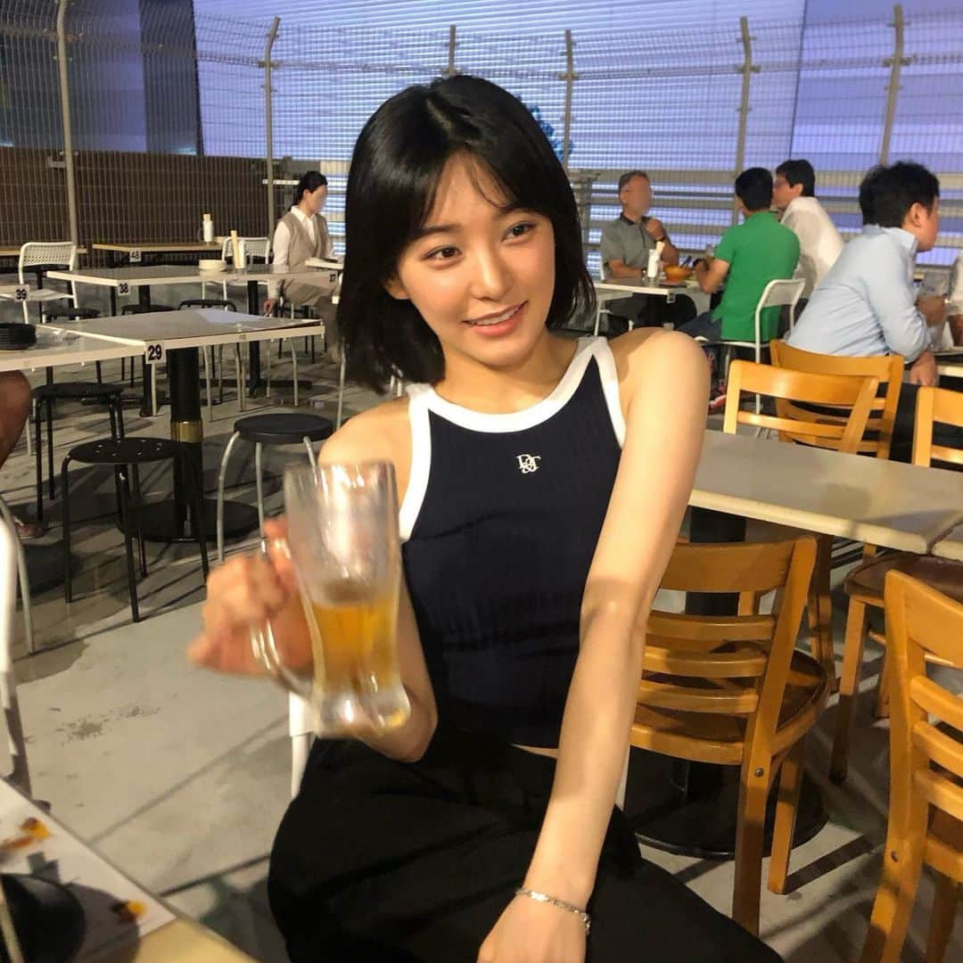 新田桃子さんのインスタグラム写真 - (新田桃子Instagram)「今年最初の夏らしいこと🍺  元々、二の腕太くてガタイいいのがコンプレックスもあって ノースリーブとか滅多に着ないんだけど 最近、ﾎｰﾑﾄﾚｰﾆﾝｸﾞで肩と二の腕強化してたら 過去一細くなってる気がするという事で勇気出して着てみた🤭 コツコツがんばろ🔥  こないだ　@yagbeauty_official  で ﾌｧﾋﾞｭﾗｽﾋﾟｰﾘﾝｸﾞ➕ﾔｸﾞﾚｰｻﾞｰもしてきていい感じ🌟」8月2日 11時22分 - momottiiii