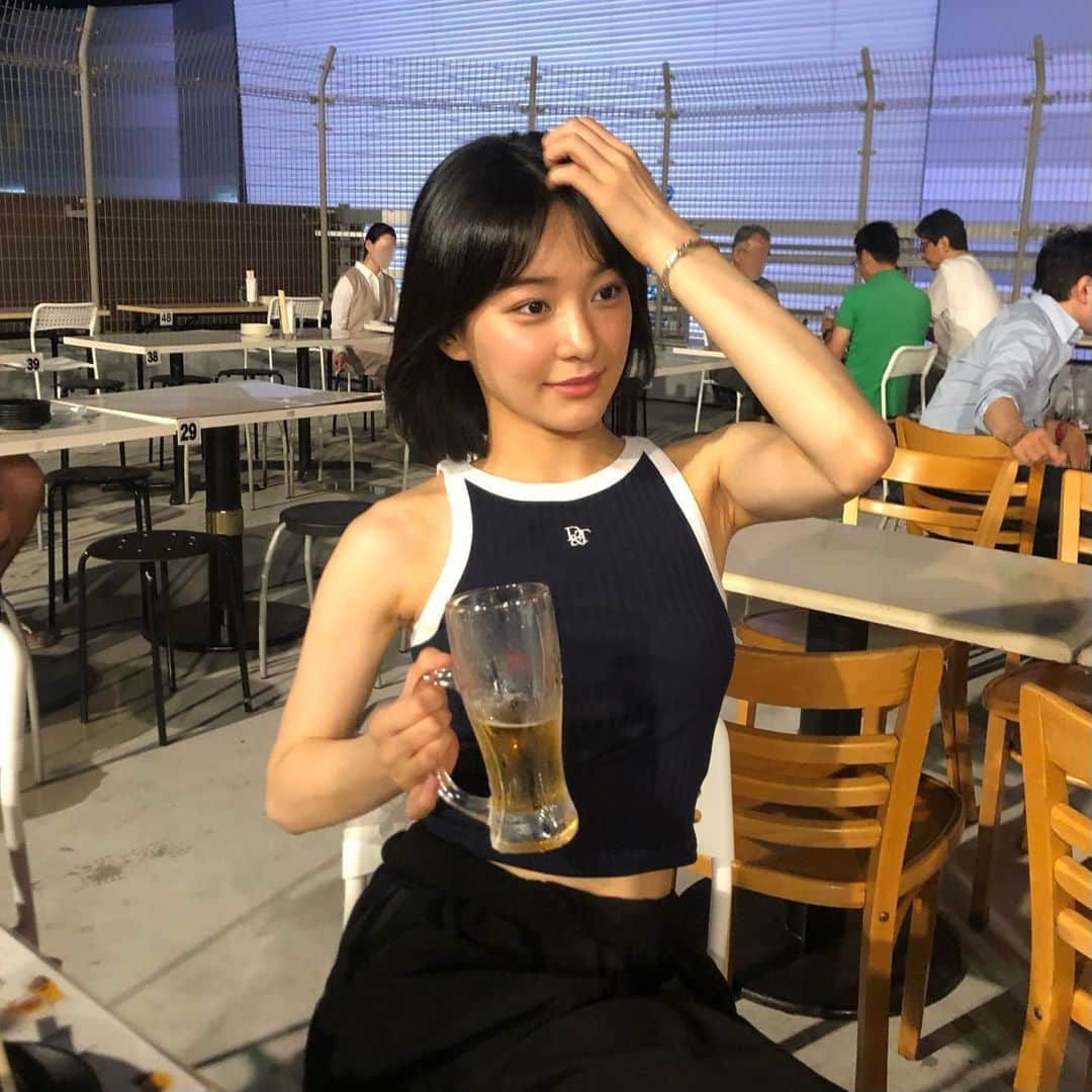 新田桃子さんのインスタグラム写真 - (新田桃子Instagram)「今年最初の夏らしいこと🍺  元々、二の腕太くてガタイいいのがコンプレックスもあって ノースリーブとか滅多に着ないんだけど 最近、ﾎｰﾑﾄﾚｰﾆﾝｸﾞで肩と二の腕強化してたら 過去一細くなってる気がするという事で勇気出して着てみた🤭 コツコツがんばろ🔥  こないだ　@yagbeauty_official  で ﾌｧﾋﾞｭﾗｽﾋﾟｰﾘﾝｸﾞ➕ﾔｸﾞﾚｰｻﾞｰもしてきていい感じ🌟」8月2日 11時22分 - momottiiii