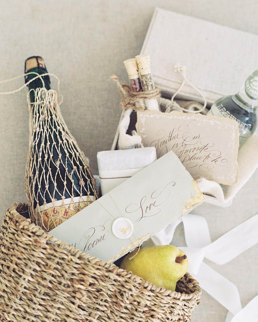 Veronica Halimさんのインスタグラム写真 - (Veronica HalimInstagram)「The prettiest welcome gift with a Tuscan vibe for all the guests. Who could say no to this? —  Photographer & Creative Director: @jenhuangbogan Planning & Design: @honourandblessing Venue: @santabarbarahouse Florals: @studiomondine Makeup and hair: @chialimengartistry Bridal gown: @evalendel @kinsleyjamescouturebridal Stationery design: @truffypi Videography: @gatherfilms Cake: @lilacpatisserie Catering: @slatecatering Rentals: @foundrentalco Styling boards: @heirloombindery Tabletop ceramics: @ericbonninceramics Shoes: @bellabelleshoes Couple: @deerosse @evanrossell」8月2日 11時15分 - truffypi