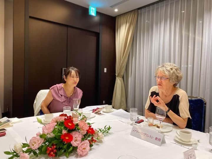 森まさこのインスタグラム：「日本研究の世界最高峰、ハーバード大学ライシャワー研究所の所長、メアリー・ブリントン教授とお会いして、日本の女性活躍の現状について意見交換。 相馬野馬追 グッズを差し上げ、来年の野馬追にお誘いしました！」