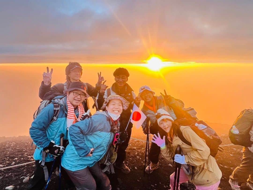 小石田純一さんのインスタグラム写真 - (小石田純一Instagram)「富士登山⑥ 午前2時に8合目を出発して4時40分、日の出ギリギリに山頂に到着しました。無事に山頂で御来光を拝むことができました。自然の美しさと壮大さに感動です。富士山に登って本当に良かったです。疲れも吹っ飛びます。  #富士山  #富士登山 #登山 #御来光  #富士山頂  #gたかし さん #ジャッキーちゃん さん #石川不遼 さん #中垣みな さん #きのこちゃん さん #小石田純一 #ものまね芸人 #お笑い芸人 #キサラ芸人」8月2日 11時25分 - koishida.trendy