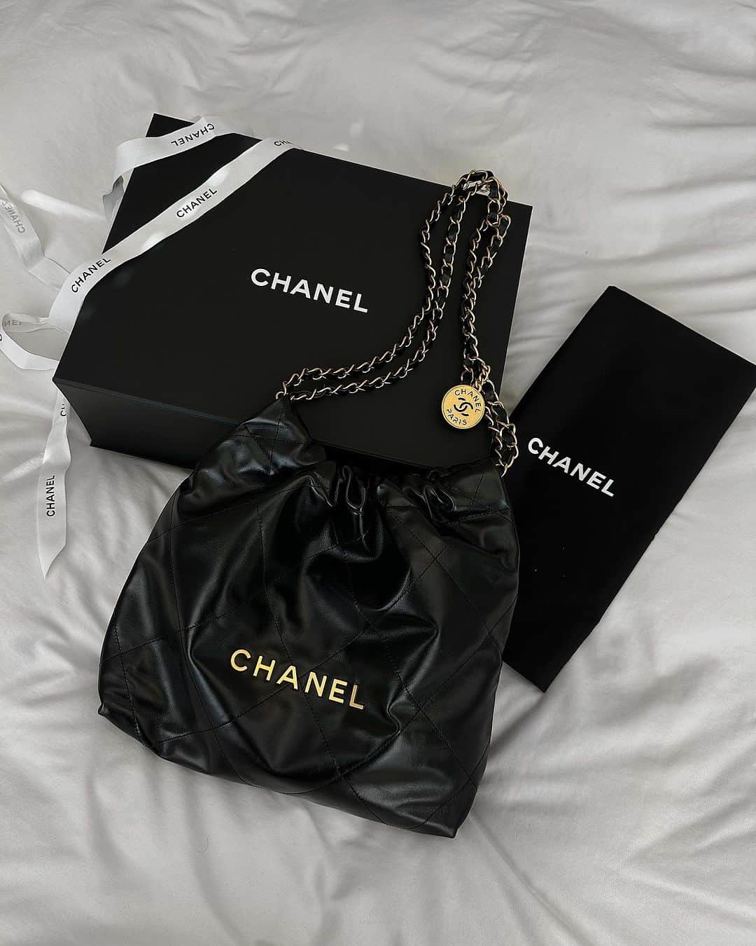 ソンイのインスタグラム：「CHANEL 22 スモール🖤  荷物もしっかり入るしカジュアルに使いやすすぎて優勝すぎる🥹👏🏼 スモールとミニと色違いで集めたくなるなぁ😮‍💨💕  #CHANEL #CHANEL22」