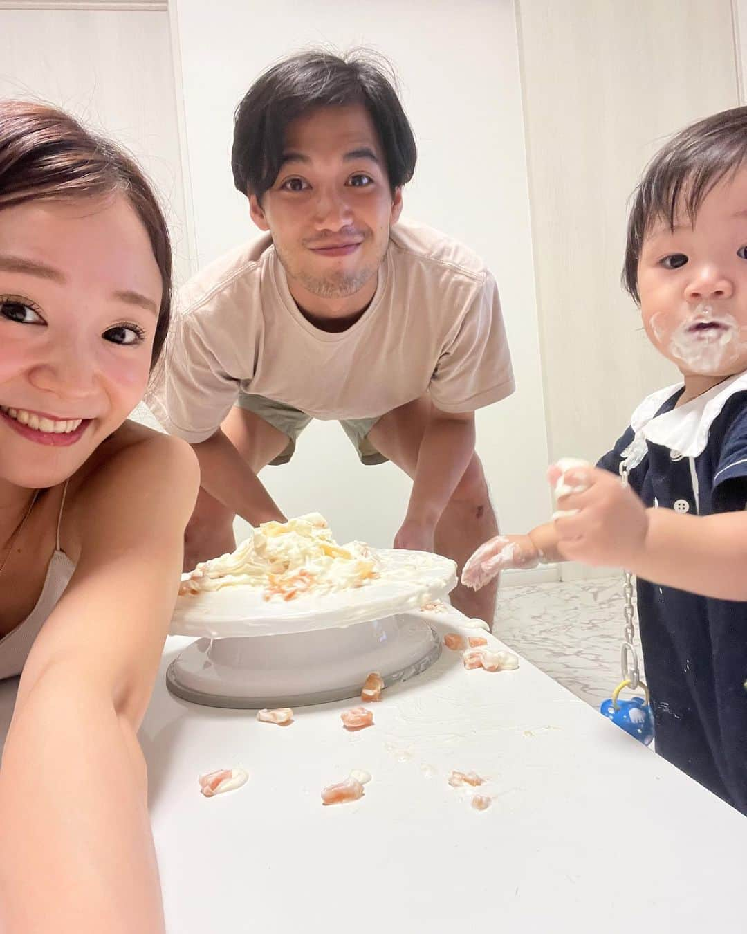 並川花連さんのインスタグラム写真 - (並川花連Instagram)「👶🏻🩵2023.08.01🎂💙  我が家の宝物が この世に産まれて 無事 １年が経ちました。👶🏻♡♡  １年前の１日16:57に おんぎゃ〜とでてきてから この一年間。  思い返すと大変だったことは たくさんあるし。 今も大変だけど。 覚えてるのはかわいかったり 愛おしかったり あれこれできるようになった事ばかり。  新生児微笑がすごかった琉伊は １歳になった今も たまに夜中に寝室で 夢をみながら笑っています。😂 (ヒーヒッヒッ😂みたいな声が聞こえてきて みにいくと寝ながら笑ってる)  ママのお腹にいきたいな〜と この２人の子供になりたいなぁ〜と お空から選んできてくれた琉伊が ここでよかったしあわせと おもってくれるように 母これからもがんばります☺️🫶🏻 ゆる〜と🫶🏻  一升餅を背負わしたら フラフラくんでした👶🏻笑  産まれてきてくれてありがとう。 大好きだよ〜」8月2日 11時34分 - kareurn