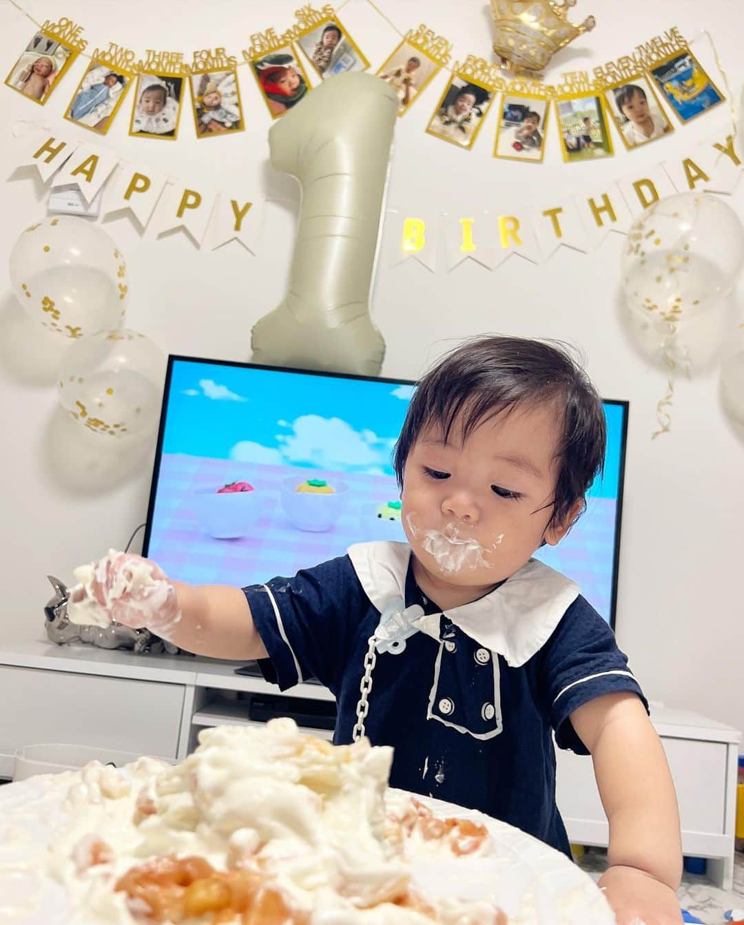 並川花連さんのインスタグラム写真 - (並川花連Instagram)「👶🏻🩵2023.08.01🎂💙  我が家の宝物が この世に産まれて 無事 １年が経ちました。👶🏻♡♡  １年前の１日16:57に おんぎゃ〜とでてきてから この一年間。  思い返すと大変だったことは たくさんあるし。 今も大変だけど。 覚えてるのはかわいかったり 愛おしかったり あれこれできるようになった事ばかり。  新生児微笑がすごかった琉伊は １歳になった今も たまに夜中に寝室で 夢をみながら笑っています。😂 (ヒーヒッヒッ😂みたいな声が聞こえてきて みにいくと寝ながら笑ってる)  ママのお腹にいきたいな〜と この２人の子供になりたいなぁ〜と お空から選んできてくれた琉伊が ここでよかったしあわせと おもってくれるように 母これからもがんばります☺️🫶🏻 ゆる〜と🫶🏻  一升餅を背負わしたら フラフラくんでした👶🏻笑  産まれてきてくれてありがとう。 大好きだよ〜」8月2日 11時34分 - kareurn