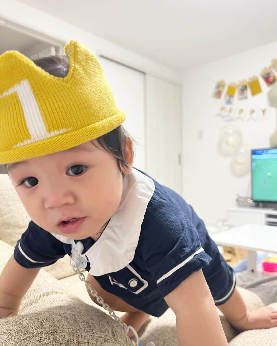 並川花連さんのインスタグラム写真 - (並川花連Instagram)「👶🏻🩵2023.08.01🎂💙  我が家の宝物が この世に産まれて 無事 １年が経ちました。👶🏻♡♡  １年前の１日16:57に おんぎゃ〜とでてきてから この一年間。  思い返すと大変だったことは たくさんあるし。 今も大変だけど。 覚えてるのはかわいかったり 愛おしかったり あれこれできるようになった事ばかり。  新生児微笑がすごかった琉伊は １歳になった今も たまに夜中に寝室で 夢をみながら笑っています。😂 (ヒーヒッヒッ😂みたいな声が聞こえてきて みにいくと寝ながら笑ってる)  ママのお腹にいきたいな〜と この２人の子供になりたいなぁ〜と お空から選んできてくれた琉伊が ここでよかったしあわせと おもってくれるように 母これからもがんばります☺️🫶🏻 ゆる〜と🫶🏻  一升餅を背負わしたら フラフラくんでした👶🏻笑  産まれてきてくれてありがとう。 大好きだよ〜」8月2日 11時34分 - kareurn