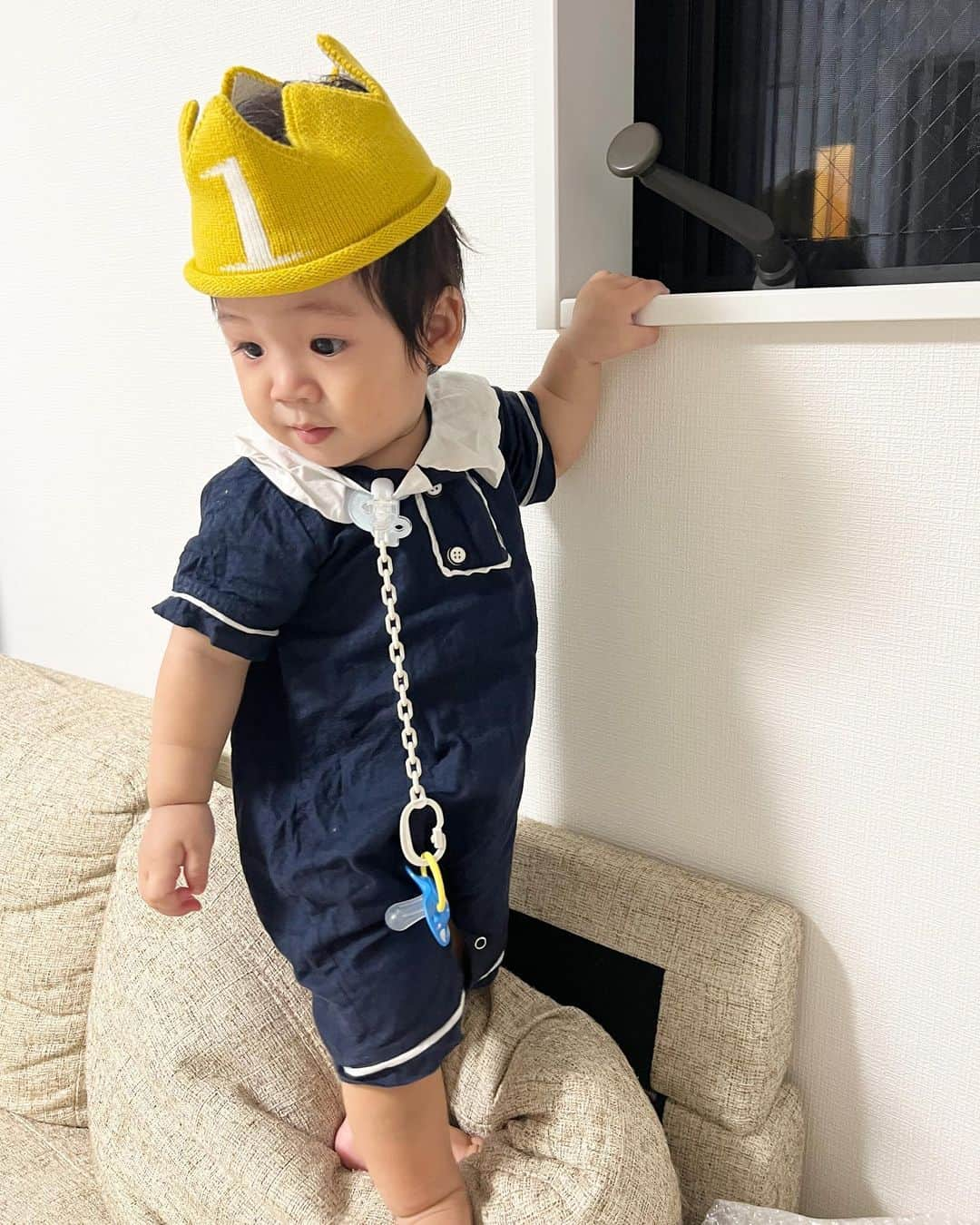 並川花連さんのインスタグラム写真 - (並川花連Instagram)「👶🏻🩵2023.08.01🎂💙  我が家の宝物が この世に産まれて 無事 １年が経ちました。👶🏻♡♡  １年前の１日16:57に おんぎゃ〜とでてきてから この一年間。  思い返すと大変だったことは たくさんあるし。 今も大変だけど。 覚えてるのはかわいかったり 愛おしかったり あれこれできるようになった事ばかり。  新生児微笑がすごかった琉伊は １歳になった今も たまに夜中に寝室で 夢をみながら笑っています。😂 (ヒーヒッヒッ😂みたいな声が聞こえてきて みにいくと寝ながら笑ってる)  ママのお腹にいきたいな〜と この２人の子供になりたいなぁ〜と お空から選んできてくれた琉伊が ここでよかったしあわせと おもってくれるように 母これからもがんばります☺️🫶🏻 ゆる〜と🫶🏻  一升餅を背負わしたら フラフラくんでした👶🏻笑  産まれてきてくれてありがとう。 大好きだよ〜」8月2日 11時34分 - kareurn