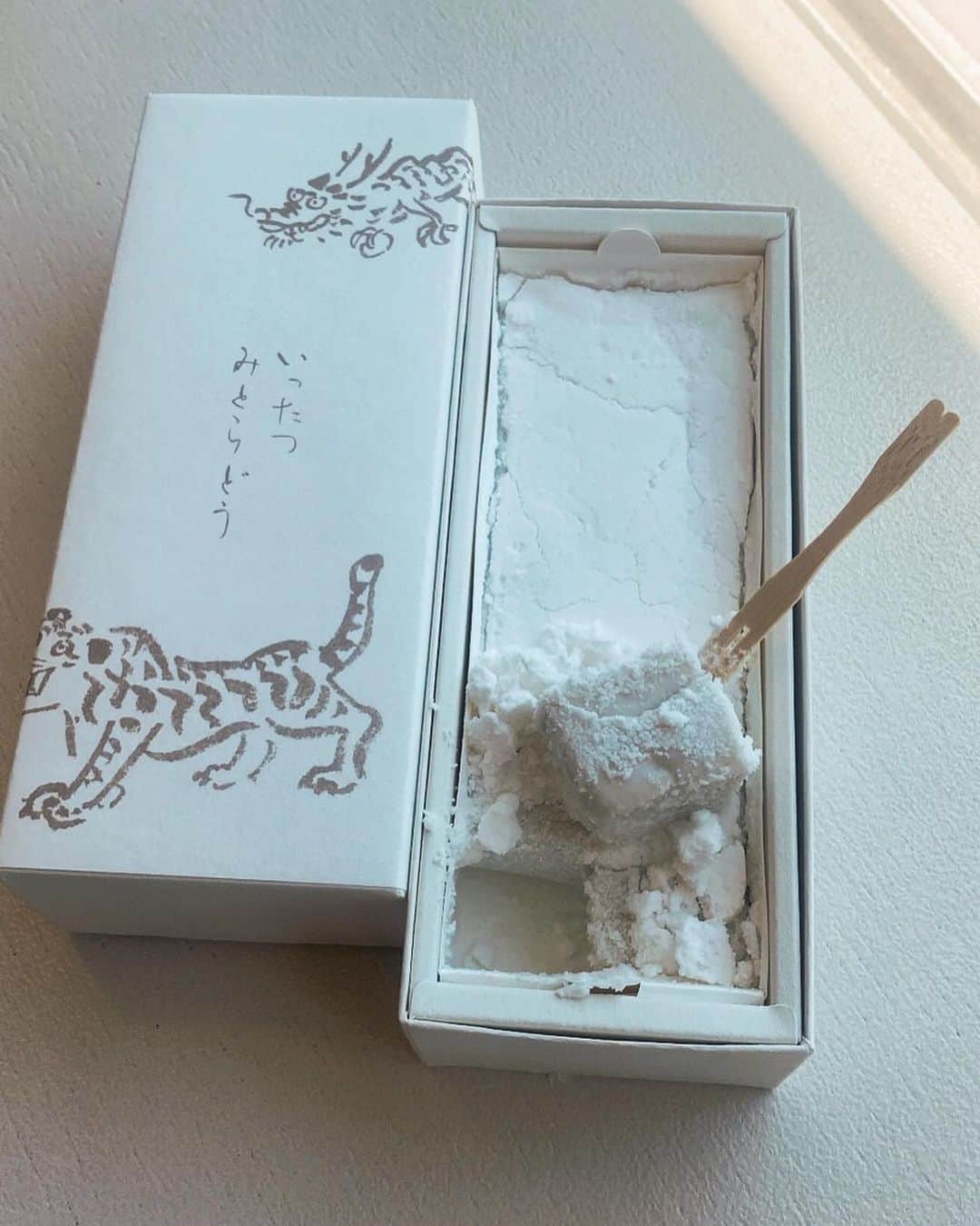 小林ひろ美のインスタグラム：「これこそ夏に食べたくなる見た目と味！ 椰子の白わらび餅が美味しすぎてオフィス中がざわついています笑 ココナッツミルクがお好きな方、要チェックです！ #いったつみとらどう  #椰子の白わらび餅 #美味しすぎて震える  #スタイリストの程野さん #ありがとうございます!」