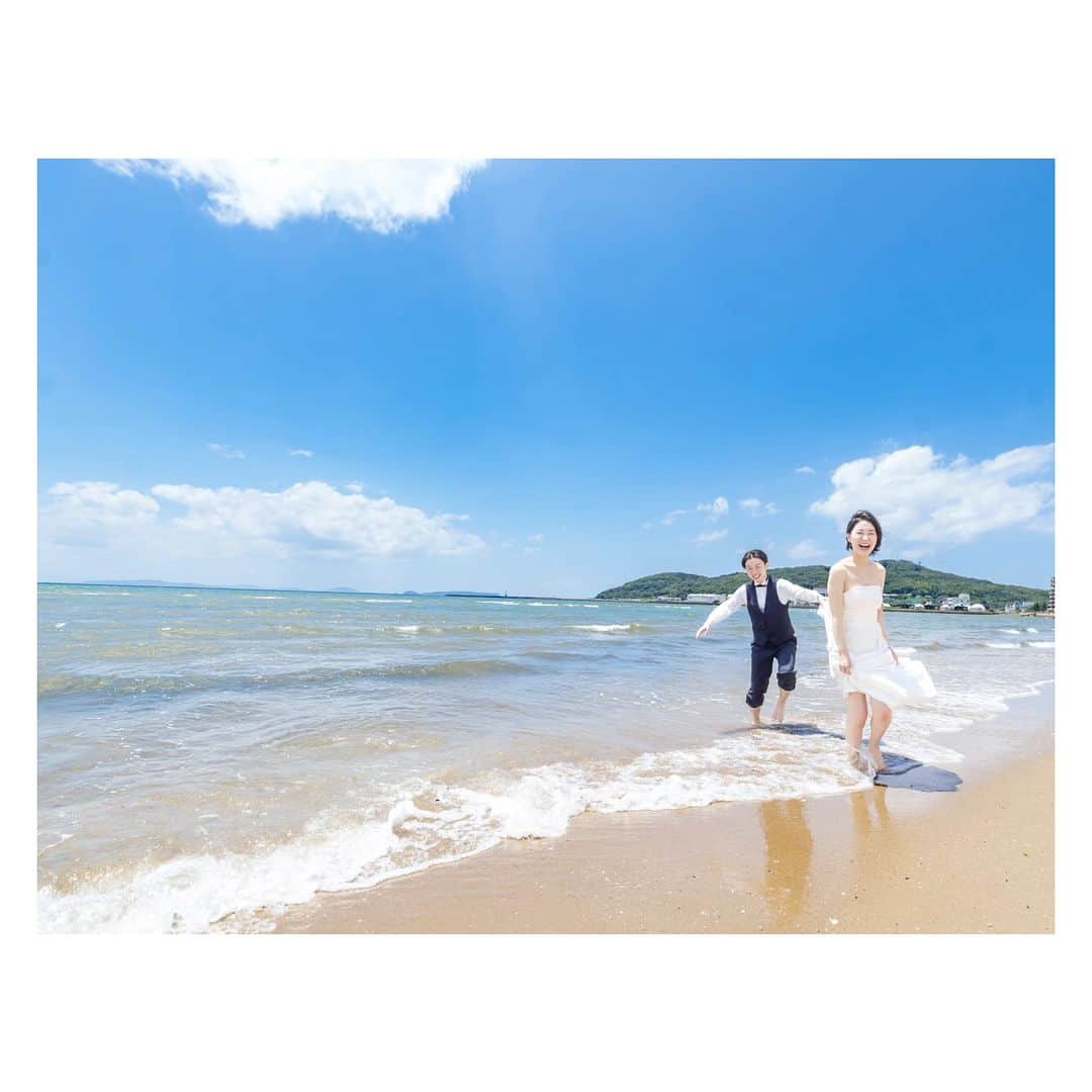 マスダヒロシのインスタグラム：「ナマ足魅惑のマーメイドみたいな花嫁さん ＆ 相手フォワードに突破されたディフェンダーみたいな新郎さん . . . .」