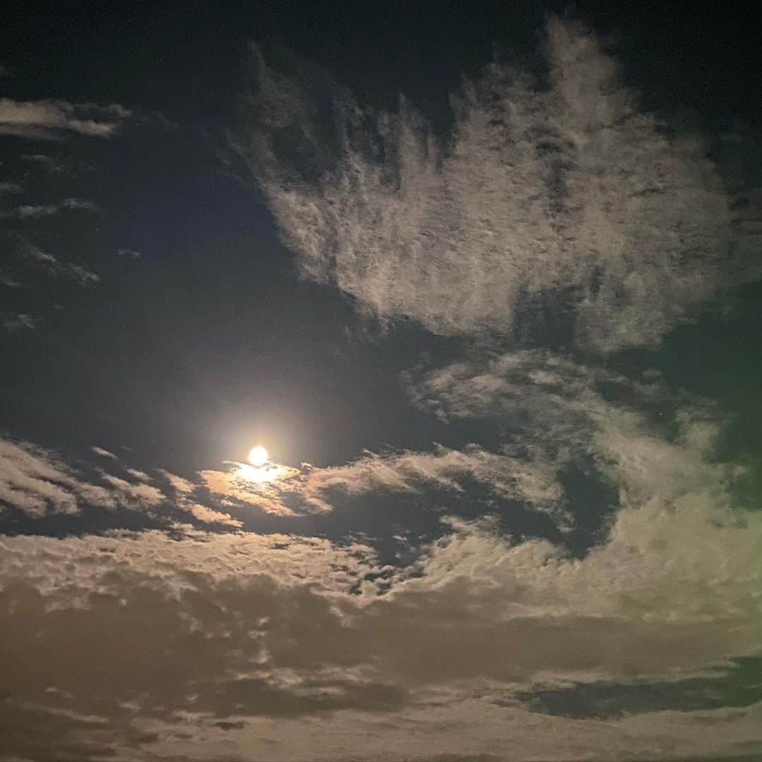 板谷由夏 のインスタグラム：「昨夜の月 今夜は満月🌕 新しい作品がスタートした。 新しいことを始めるのはパワーがいるけど 楽しく素晴らしい経験と出会いが待っていると 信じている。 夏休み、何かひとつでも、新しいことに トライしてみよう！って子どもたちと 取り組むのもいいですねーー！」