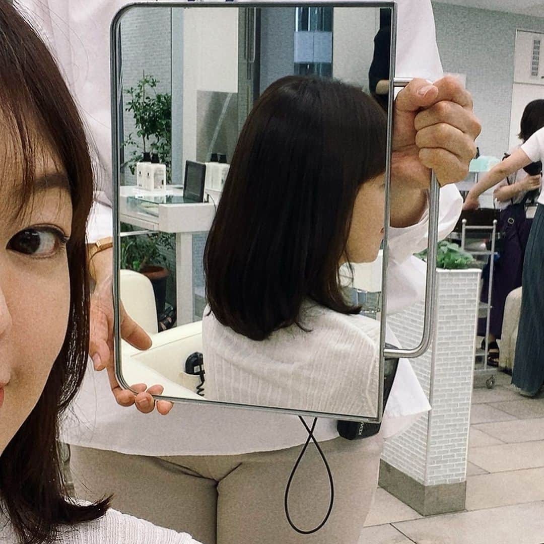 上田祥子さんのインスタグラム写真 - (上田祥子Instagram)「KAKIKAクリームシャンプーシリーズが9月1日、リニューアル発売に。一足お先に体験して参りました。KAMIKAクリームシャンプー、ブロー、最後に少しヘアオイルで整えて頂いた髪はボリューム感と潤いのバランスが素晴らしい、まとまりのある状態に。 クリームシャンプーは1本でシャンプー・コンディショナー・トリートメント・頭皮ケア・白髪染め後のダメージケアという5役をこなすというオールインワンタイプ。合成界面活性剤を使用せず、植物由来のクレンジング成分のみという優しさも嬉しいポイントです。3種のヒアルロン酸配合でなめらかな髪を実現。今回ベルガモットジャスミンの香り(マリンノートと2種類)を体験しましたが、かなり頭皮がスッキリして、この季節に何とも心地よい！　ダメージ補修力もかなり信頼できそうです。 クリームシャンプー(2種 400g 6380円税込) #kamika #カミカ #kamikaクリームシャンプー  #ｋａｍｉｋａヘアオイル #クリームシャンプー」8月2日 11時52分 - uedasachikoinsta