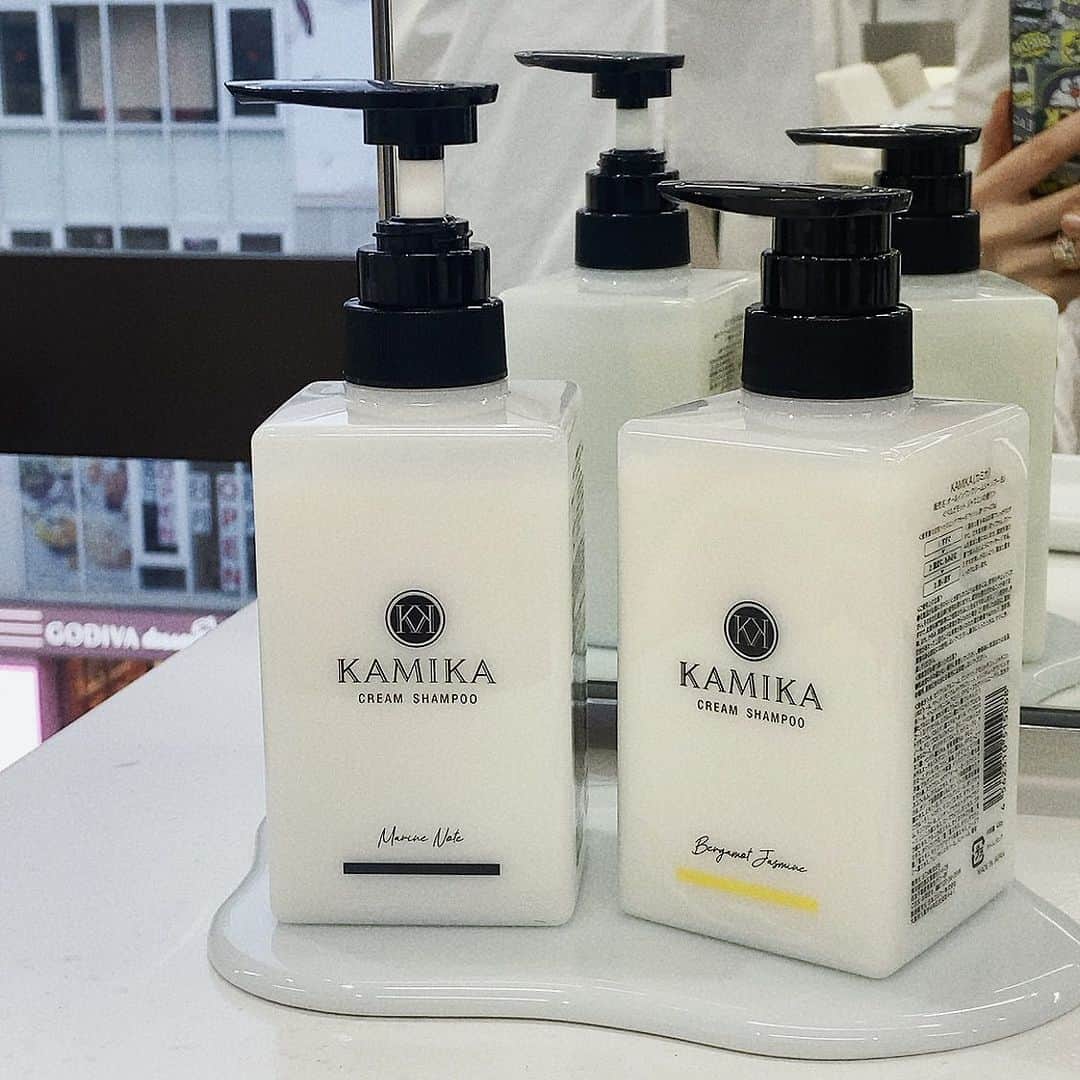上田祥子さんのインスタグラム写真 - (上田祥子Instagram)「KAKIKAクリームシャンプーシリーズが9月1日、リニューアル発売に。一足お先に体験して参りました。KAMIKAクリームシャンプー、ブロー、最後に少しヘアオイルで整えて頂いた髪はボリューム感と潤いのバランスが素晴らしい、まとまりのある状態に。 クリームシャンプーは1本でシャンプー・コンディショナー・トリートメント・頭皮ケア・白髪染め後のダメージケアという5役をこなすというオールインワンタイプ。合成界面活性剤を使用せず、植物由来のクレンジング成分のみという優しさも嬉しいポイントです。3種のヒアルロン酸配合でなめらかな髪を実現。今回ベルガモットジャスミンの香り(マリンノートと2種類)を体験しましたが、かなり頭皮がスッキリして、この季節に何とも心地よい！　ダメージ補修力もかなり信頼できそうです。 クリームシャンプー(2種 400g 6380円税込) #kamika #カミカ #kamikaクリームシャンプー  #ｋａｍｉｋａヘアオイル #クリームシャンプー」8月2日 11時52分 - uedasachikoinsta