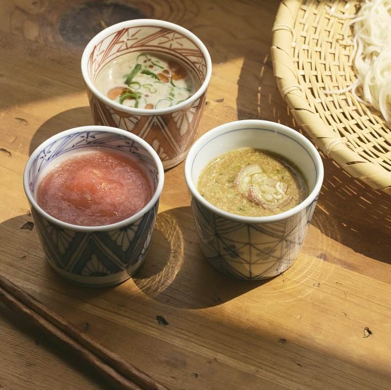 TODAY'S SPECIALのインスタグラム：「<涼を納る＞ 　 RECIPE そうめんの変わりつゆ  のどごしの心地よさを楽しむそうめん。素材の味を活かしながらアレンジが楽しめると良いですよね。めんを茹でている間に手軽につくれる「かわりつゆ」のレシピを紹介しています。  【すりおろしトマト】 好みのめんつゆを少し濃いめに用意して、すりおろしたトマトを入れたらオリーブオイルを垂らすだけ。食欲のないときでもさらりと食べられるトマトの旨味が広がる爽やかなつゆです。  ＜材料＞ トマト 1個 めんつゆ　100CC オリーブオイル 適量 *大葉など薬味はお好みで。  食欲が落ちやすい時期、栄養もとりなから おいしくそうめんを楽しみましょう。  TODAY’S SPECIAL各店では、日本各地から届いた麺をはじめ、 夏の食卓を彩る器などを取り揃えました。 　 　 涼を納る 2023年7月6日(木)～8月16日(水) Jiyugaoka / Shibuya / Shinjuku / ONLINE STORE 2023年7月7日(金)～8月17日(木) Hibiya / Ebisu / Futakotamagawa / Kyoto / Kobe *会期最終日は17時までの開催となります。 　 　 #todaysspecial #トゥデイズスペシャル ＃夏の麺 #麺 #納涼 #jiyugaoka #渋谷ヒカリエ #ルミネ新宿 #神戸bal #京都bal #東京ミッドタウン日比谷 #恵比寿ガーデンプレイス #高島屋二子玉川  #玉川高島屋ショッピングセンター #そうめん #素麺 #変わりつゆ #そうめんつけダレ #トマト #すりおろしトマト」