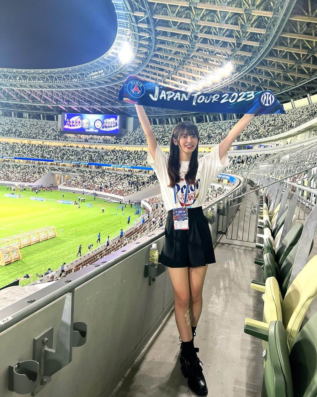 あやてん（島田彩加）のインスタグラム：「PSG vs インテルの試合を観に国立競技場へ行ってきたよー！  カタール航空さん、今年もご招待いただきましてありがとうございます🙇‍♀️  やっぱ現地観戦さいこうだねえ あのゴールの瞬間のスタジアムの雰囲気は中毒になってしまうよほんと、、  ドンナルンマきょうも大きかった ヴェラッティがベンチで楽しそうに喋ってるの映像で何回も抜かれてて可愛すぎた  ずっと言ってるけどこのイタリアコンビまじすき  はあ楽しかったああああ 楽しすぎて試合終わるの悲しかった  あいちゃんと観に行ったんだけど那須さん達にもお会いできたよ😆✨  本当にさいこうの1日でした🏟️  PSGのプレミアムスポンサーである大好きなカタール航空さん🙌  ドーハ経由で色んな国に飛んでるからヨーロッパにサッカー観に行く時にもお世話になってます🫶  #psg  #qatarairways #カタール航空  #国立競技場  #サッカー観戦  #サッカー女子  #現地観戦」