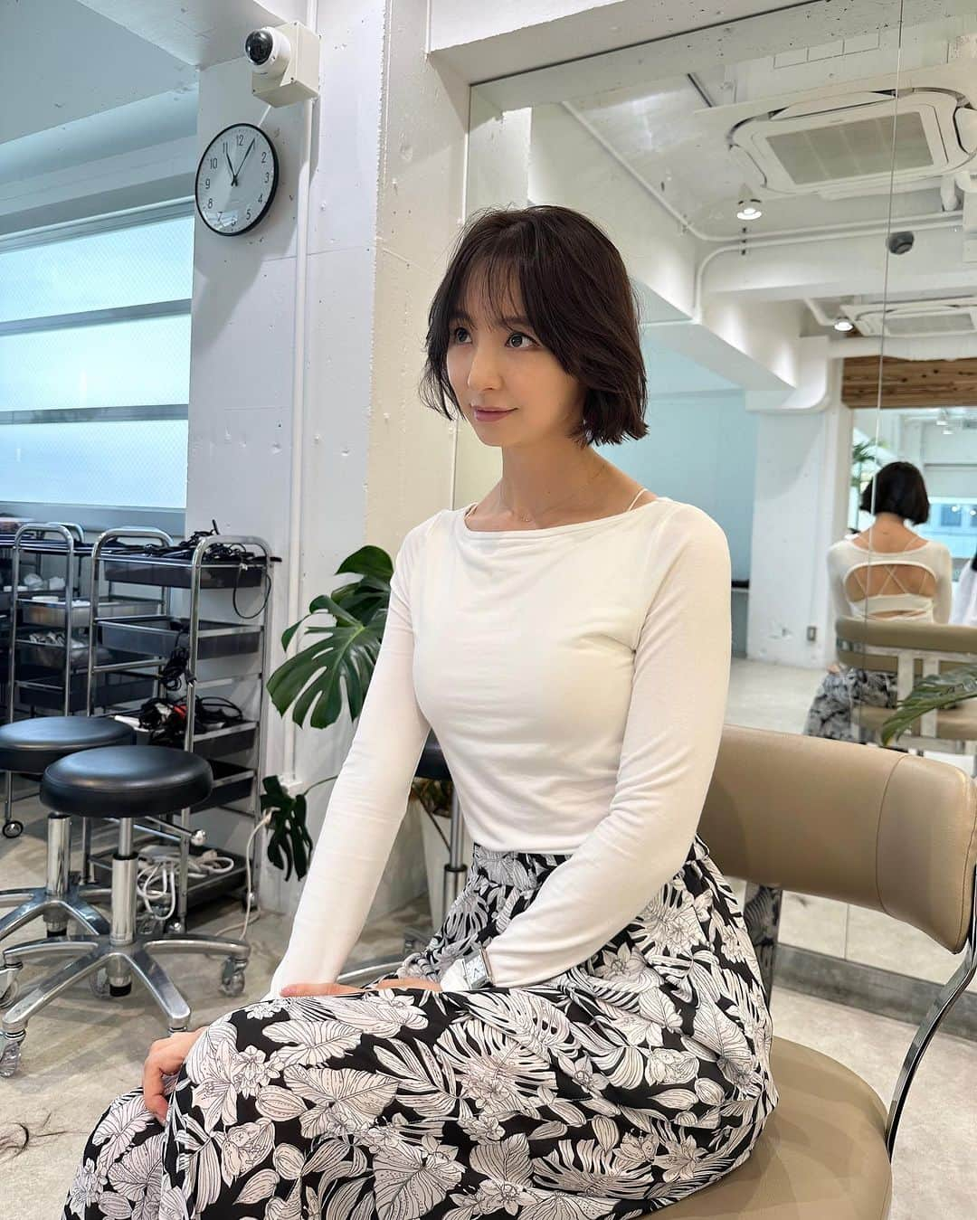 篠田麻里子さんのインスタグラム写真 - (篠田麻里子Instagram)「@eri_makehair   朝からえり活😆  今日もお任せ🫶  ありがとうございます🤤  tops @iena_jp  pants @deuxiemeclasse  shoes @chloe   #ショートボブ#大人ショート #ootd」8月2日 11時53分 - shinodamariko3