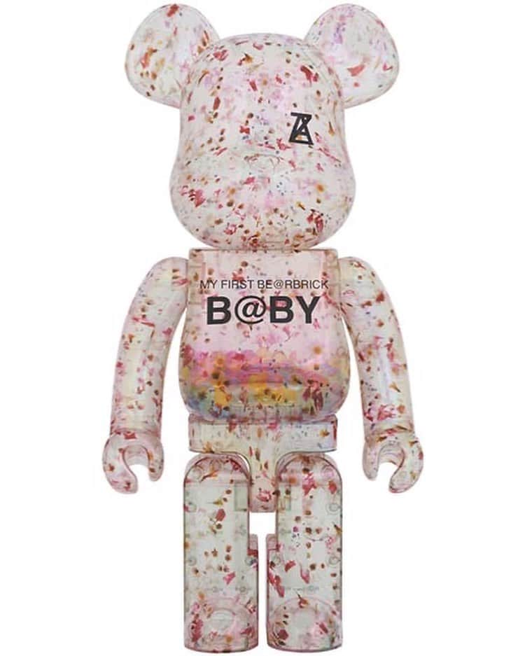 千秋のインスタグラム：「次はコラボ🌹どんどん出るよ🧸  #千秋デザイン の【MY FIRST BEARBRICK BABY】新作です✨ Chiaki designed BE@RBRICK is now on sale! Chiaki 设计的 BE@RBRICK 现已发售！ 치아키 디자인의 베어브릭, 신발매입니다 ¡BE@RBRICK diseñado por Chiaki ya está a la venta! شياكي المصممة BE @ RBRICK معروضة للبيع الآن! Chiaki design BE@RBRICK kini dijual!  ●MY FIRST BE@RBRICK B@BYシリーズにANREALAGE Ver.が登場！ 2023年8月5日(土)発売予定  MY FIRST BE@RBRICK B@BY ANREALAGE Ver. 100％ & 400％ 頒布価格￥26,400（税込） ●全高約70mm／280mm  MY FIRST BE@RBRICK B@BY ANREALAGE Ver. 1000％ 頒布価格￥118,800（税込） ●全高約700mm  Designed by CHIAKI(CIROL & Co.)  ●MEDICOM TOY直営店舗、ANREALAGE取扱い各店舗、他一部店舗にて発売！  ※数量限定となります。 品切れの際はご容赦ください。 ※監修中のサンプルを撮影しております。発売商品とは一部異なる場合がございます。  購入のための抽選申し込みの詳しい方法はこちらのページへ https://www.medicomtoy.tv/blog/?p=84944 (https://www.medicomtoy.tv/blog/?p=84944)  #myfirstbearbrickbaby #myfirstbearbrick #medicomtoy #千秋ビジネス #千秋デザイン #bearbrick #nyabrick #rabbrick」