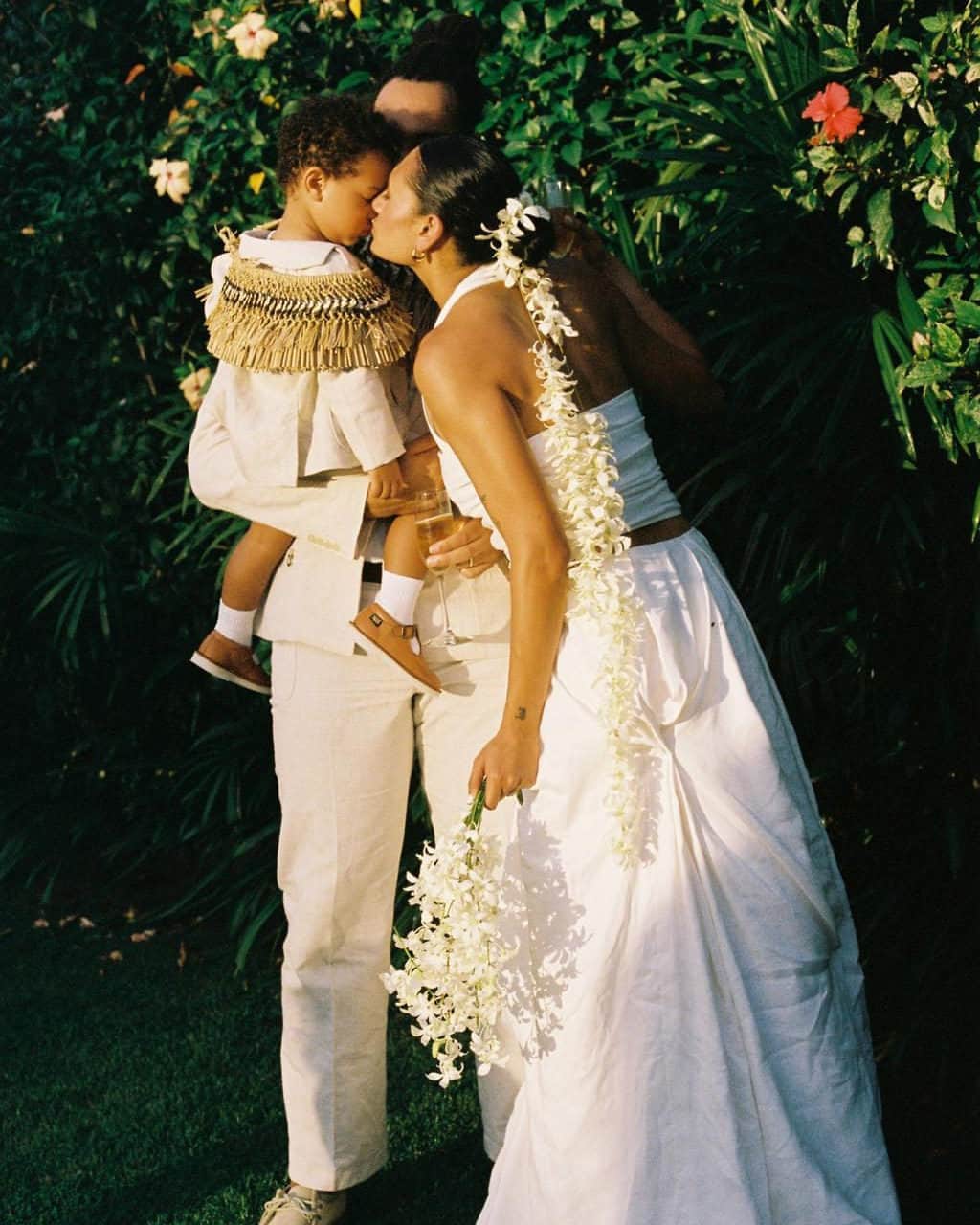 Vogue Australiaさんのインスタグラム写真 - (Vogue AustraliaInstagram)「“I knew from a young age that I wanted to get married there,” Makaira Oyagawa tells #Vogue of her destination Fiji wedding. Her and now husband, Kane Calder’s ceremony was a love letter to the bride’s island home, filled with leis, orchids and hula dancing. At the link in our bio, see the full gallery from the couple’s island wedding.」8月2日 12時00分 - vogueaustralia