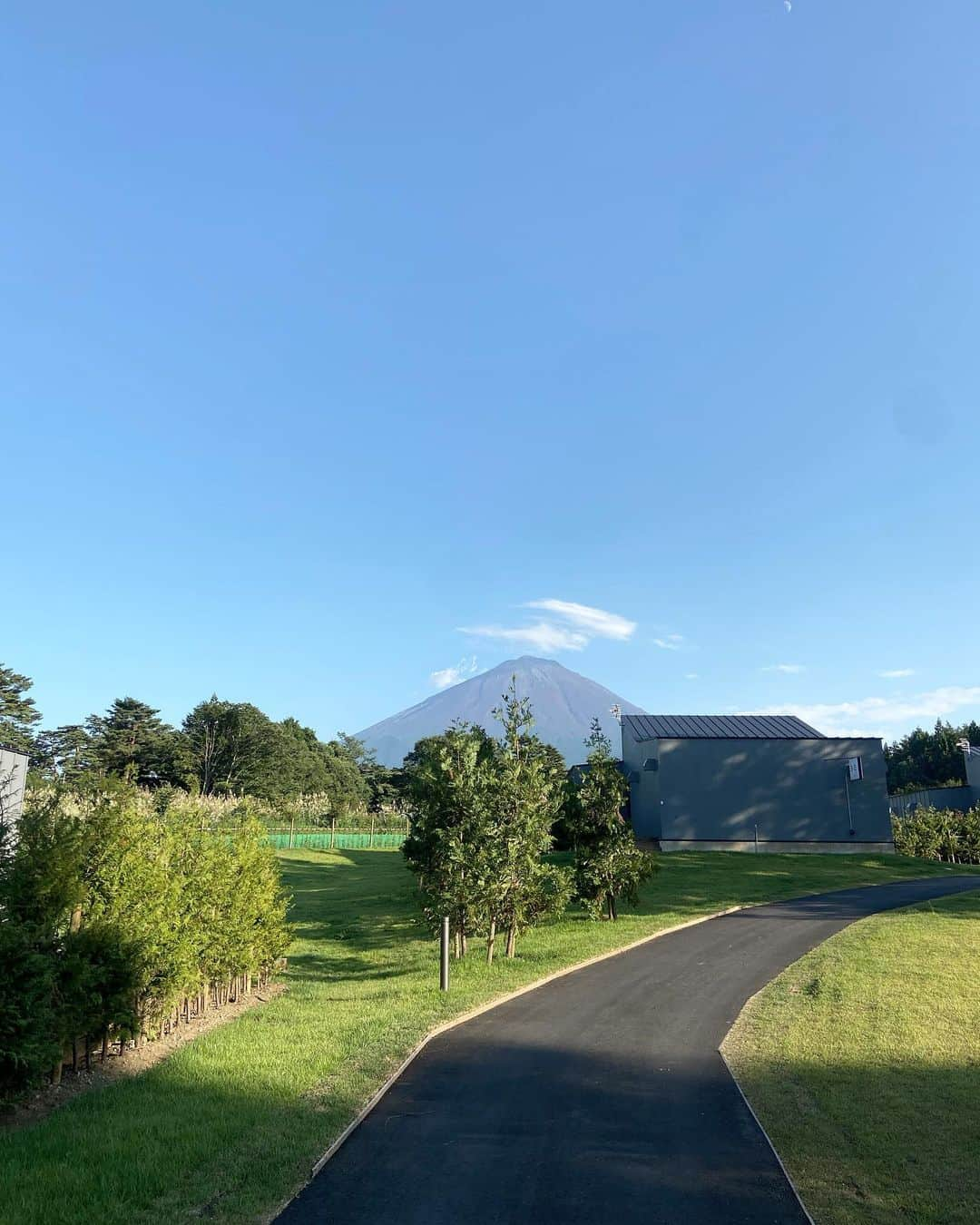 紗彩さんのインスタグラム写真 - (紗彩Instagram)「Glamping🗻☁️  #グランピングヴィレッジ富士河口湖   大自然、満点の星空にキャンプファイヤーに富士山、、🩶  私が見た景色をお届けです☁️🫧  . #グランピング #キャンプ#富士山#glamping #リゾートグランピング #リゾグラ#キャンプ飯#fff#lfl#likesforlike #いいね返し#星空 #アウトドア」8月2日 12時00分 - _saya_523