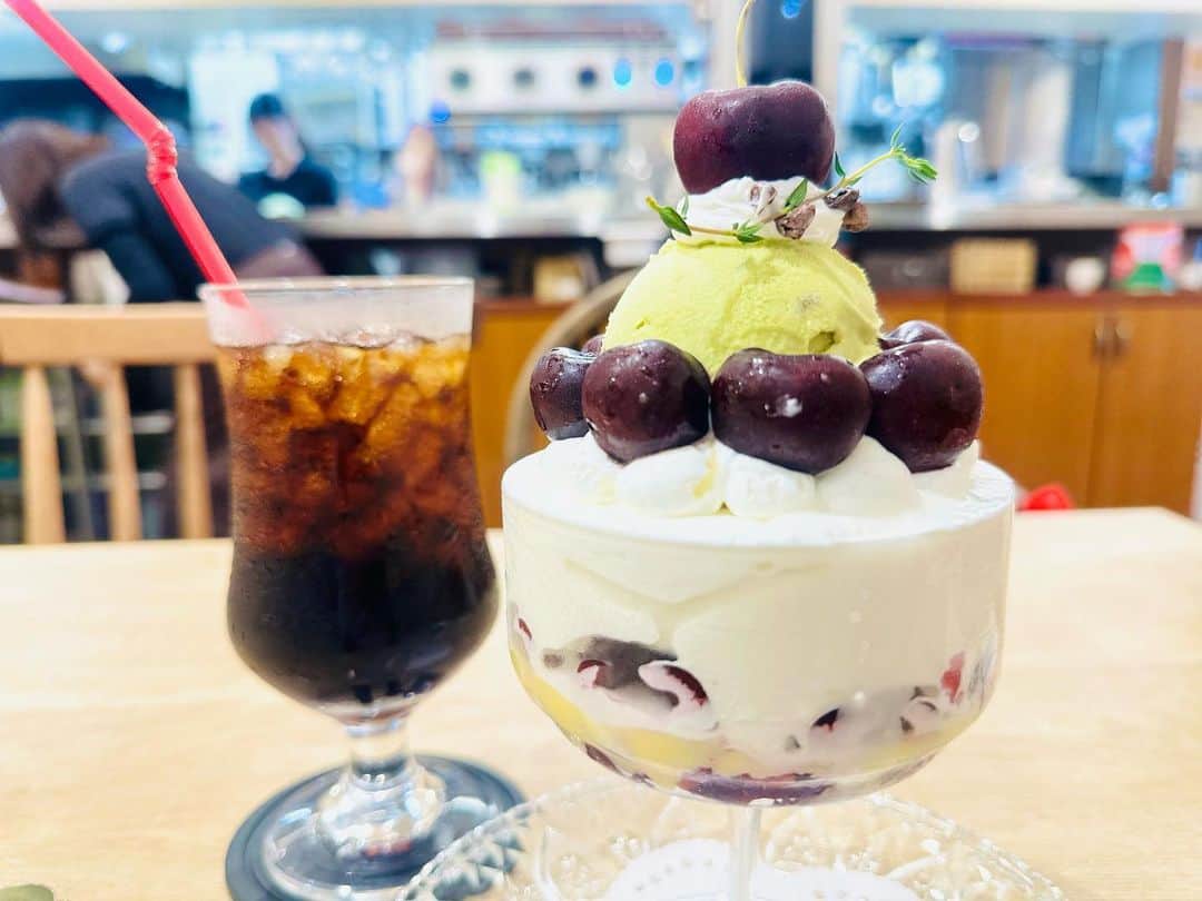 ボートレース宮島のインスタグラム：「． T's cafe ゲートイン☕️ ． 広島市中心部にある、店頭の大きな馬ドンキー君が目印の喫茶店「T's cafe ゲートイン」☕️🐴 旬のフルーツを使ったパフェが大人気のお店です🍨✨️ ． 写真はアメリカンチェリーとピスタチオのパフェ😋 フレッシュなアメリカンチェリーがごろごろ🍒🍒🍒´- 濃厚なピスタチオアイスやクリームとの相性もぴったりで大満足のパフェです😍 ． 今は桃･マンゴー･メロンなどのパフェもあり、どれもフルーツもりもりで魅力的🍑🥭🍈✨️✨️ 季節によって違うパフェが食べられるので、また行きたくなるお店です😊 広島に来られた際にはぜひ💁 ． ． #ボートレース宮島 #ボートレース #boatrace #モンタ  #ゲートイン #フルーツパフェ #パフェ #広島カフェ #広島パフェ #広島観光 #広島 #hiroshima」