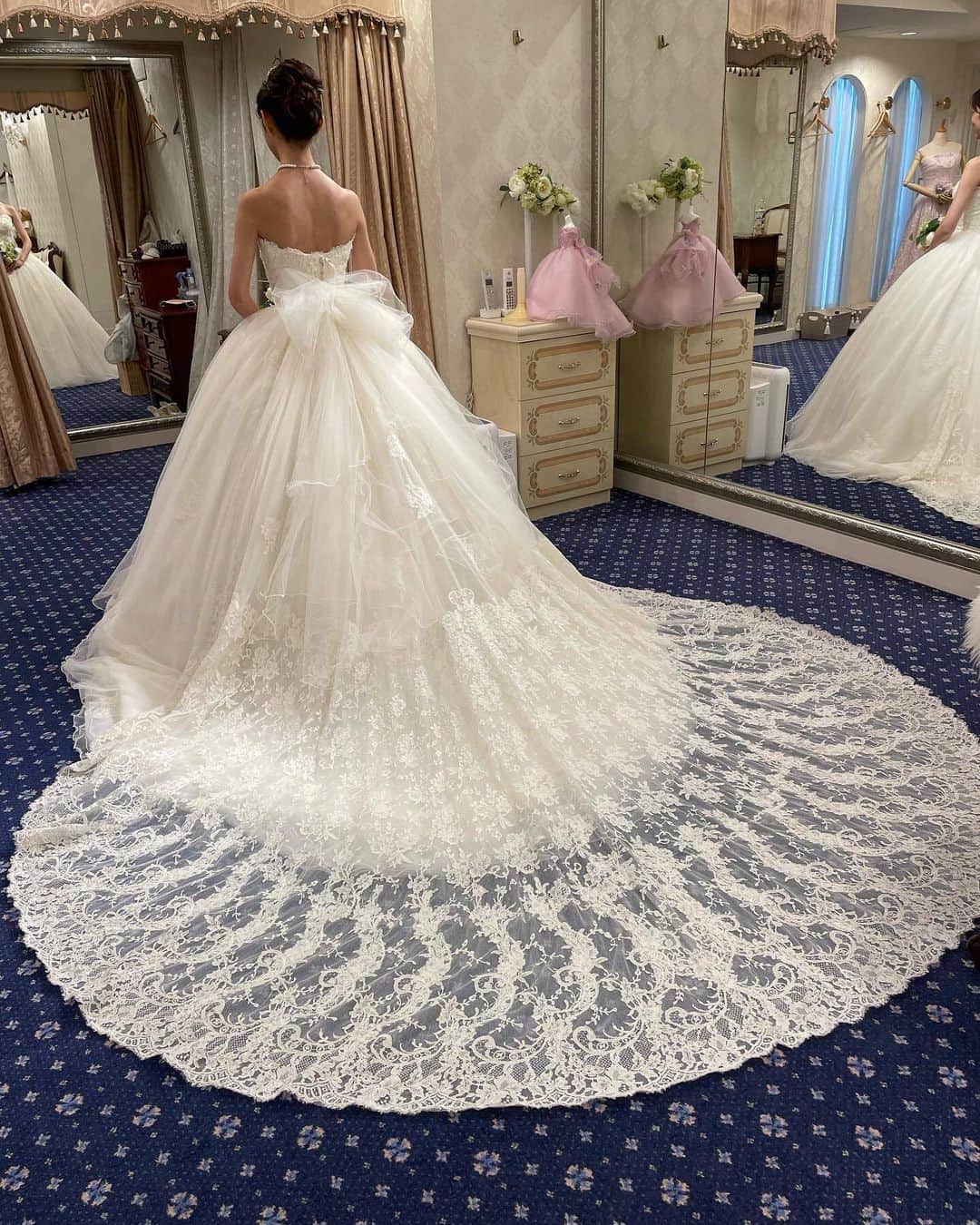 ♡プラコレWedding·⋆*さんのインスタグラム写真 - (♡プラコレWedding·⋆*Instagram)「. @placole_dressy【#DRESSY花嫁 】 【#プラコレ】をつけて投稿&フォローしてね♩ . ＝＝＝＝＝＝＝ . バックリボンが目を惹くドレスのご紹介🎀  バックリボンドレスは後ろ姿まで魅力的で 360度どこから見ても可愛いですよね🤍  大きなリボンからさりげないリボンまで みなさんはどんなバックリボンドレスが着たいですか？💭 . ＝＝＝＝＝＝＝＝ 👗photo by... @m_iyut80 さま @y_u_m_i.88 さま @tandy_0414 さま @biu_wedding さま @nagi.wedding さま ＝＝＝＝＝＝＝＝ . 『#DRESSY花嫁』『#プラコレ』の ハッシュタグをつけて写真をUPしてね✦ 花嫁アプリ『DRESSY by プラコレ』の 記事に掲載＆リグラムされるかも♩ . みなさまからのいいねや保存 コメントをお待ちしています♥️ 「このウェディングドレス可愛い！」 「ヘアスタイルも気になる！！」 「今の花嫁さんの流行りは！？」etc. . ＝＝＝＝＝＝＝＝ 花嫁アプリでは、 プロのアドバイザーに結婚式の相談を何度でも♡ ウェディングドレスの記事や、 自分のウェディングレポを残せちゃう♡” . >>>TOPのURLからcheck ⋈ @placole_dressy >>>結婚のご相談は プラコレウェディングアドバイザーへ♡ @wedding_adviser >>>ウェディングレポを残したいなら、 farny by プラコレをcheck ✎ @farny_wedding >>>花嫁準備に欠かせないアイテムをお探しなら placole & dressy Beauty をcheck ❁ @dressy_beauty_ >>>素敵なドレスに出会いたい花嫁さま♡ @dressyonline_をcheck >>>おしゃれなファミリーフォトは ドレシーベイビーをcheck 𓏸 @dressy.baby >>>鎌倉にOPEN”お花とドレスと紅茶のカフェ” @dressyroom_teaをcheck𓌉𓇋 . ＝＝＝＝＝＝＝＝＝＝＝＝＝＝＝＝ . #一度きりの人生一度は魔法にかけられて #花嫁 #卒花嫁 #結婚 #結婚式 #試着レポ #farnyレポ #2023秋婚 #2023冬婚 #2024春婚 #2024夏婚 #カラードレス試着 #ドレス試着 #ドレス試着レポ #ドレス選び #カラードレス #カラードレス迷子 #ウェディングドレス #ドレス迷子 #ドレスフォト #ウェディングフォト #バックリボン #バックリボンドレス #リボンドレス #リボン #バックスタイル」8月2日 12時01分 - placole_dressy