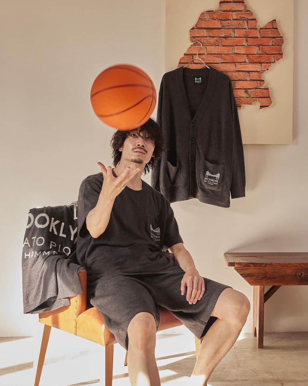 のインスタグラム：「人気メンズルームウェアブランド＜ジェラート ピケ オム＞とバーニーズ　ニューヨークのコラボレートアイテム第4弾が登場！今回はカーディガン・Tシャツ・ロングパンツ・ハーフパンツに加え、ブランケットをご用意しました。ブランケットは少し小ぶりなサイズで、旅行先や車内などで使用する際に持ち運びできるよう折りたたんで収納できるカバーも付いています。今の時期でしたら冷房が効いた室内でお使いいただくのがおすすめです。すべてのアイテムに同素材を使用。とろけるようになめらかで心地よい肌ざわりが特徴です。本日8月2日（水）より、各店店頭・オンラインストアにてお求めいただけます。  #ジェラートピケオム #ジェラートピケ #メンズルームウェア #ルームウェア #メンズファッション #リラックスウェア #リラックス #バーニーズニューヨーク #gelatopiquehomme #gelatopique #roomwear #mensfashion #barneysnewyork」