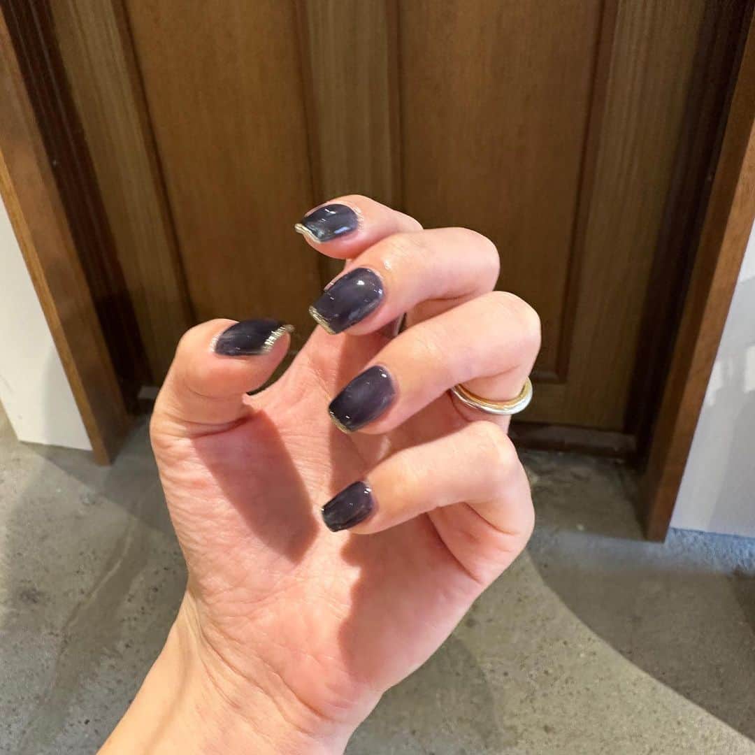 神田希未菜さんのインスタグラム写真 - (神田希未菜Instagram)「. new nail ❤︎ black × blue × purple 🐦‍⬛🫐🪻  フットも同じカラーに🥿」8月2日 12時03分 - ___kimi3___