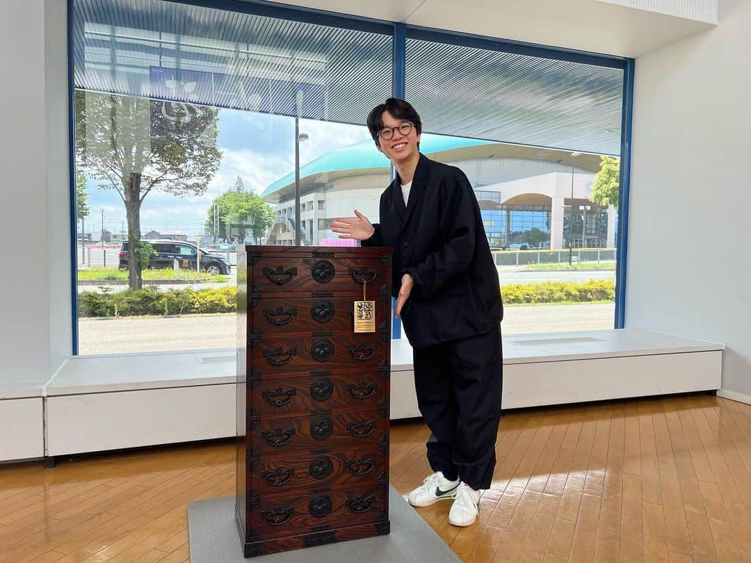 友野一希のインスタグラム：「. この度ご縁があり 岩谷堂箪笥生産協同組合様から箪笥を贈呈していただきました。  今回いただいた箪笥は 一・五尺抽出箱　７段（いちてんごしゃくひきだしばこ　ななだん）です。  使っていく中でこの箪笥の魅力や良さを感じながら一生かけて大切に使っていきたいです。 ありがとうございます。  #岩谷堂箪笥生産協同組合  #岩谷堂箪笥  #箪笥」