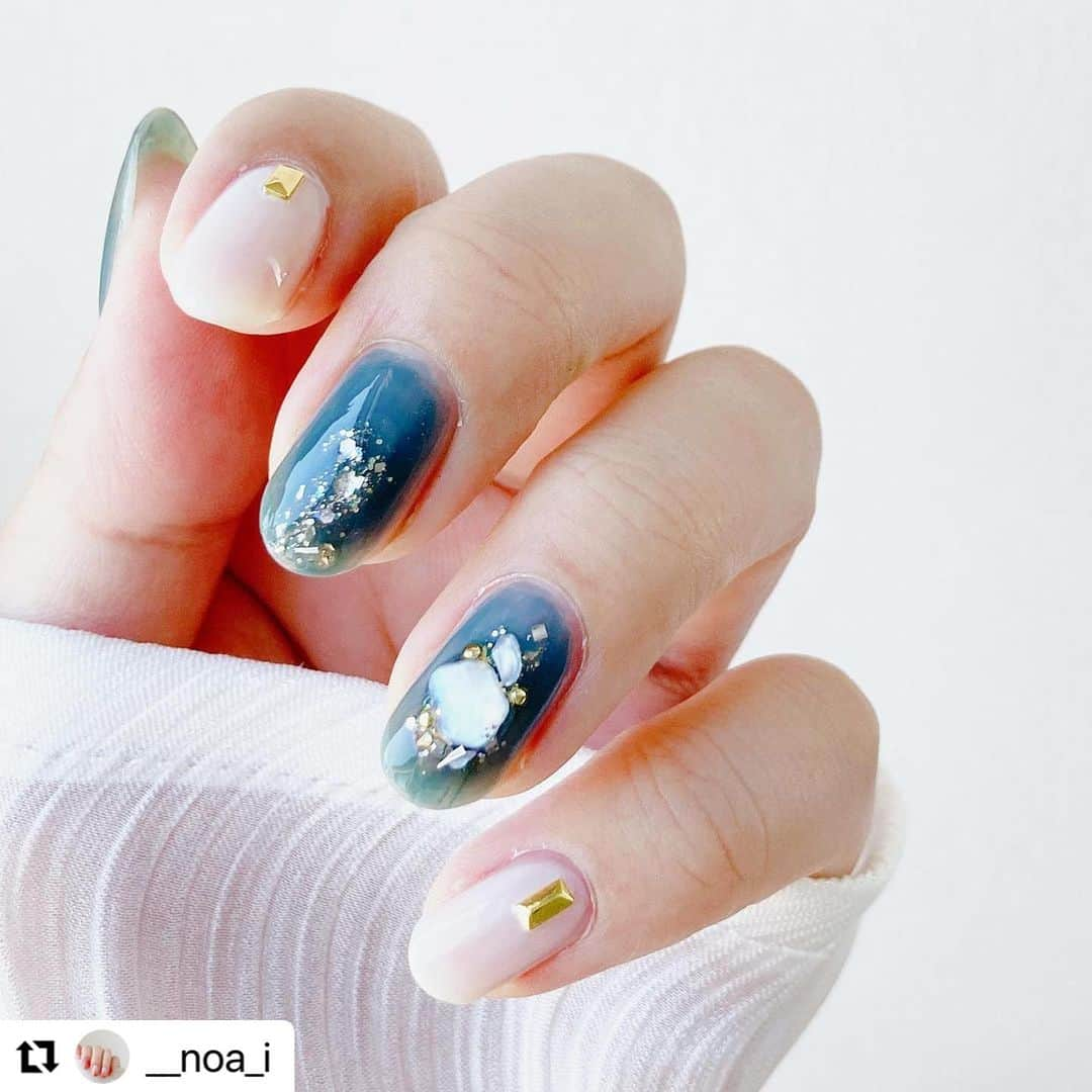 【PLANET NAIL（プラネット ネイル）】公式さんのインスタグラム写真 - (【PLANET NAIL（プラネット ネイル）】公式Instagram)「✰✰✰ ━━━━━━━━━━━━━━━ @__noa_i さま♡  PLANETNAIL  ラメネイル PLB35 リトルスターの軌跡 を使ったリゾートネイルデザインの ご紹介ありがとうございます👩‍❤️‍💋‍👩✨  こんな可愛いデザインだと 旅行もより一層テンションあがっちゃいますね👙🩵✨ ぜひぜひみなさまままねっこされてください♡ ╍ ╍ ╍ ╍ ╍ ╍ ╍ ╍ ╍ ╍ ╍ ╍ ╍ ╍ ╍ ╍ ╍   ……セルフネイルの記録  明日から旅行なのでシェルやラメを使っていつもより派手目のリゾートネイルにしてみました🥰🏝  ディープアクアの透明感もリトルスター軌跡のラメも大好き💕  @romand_jp  ディープアクア  @planet.jp  リトルスターの軌跡  @colorclub_jp_official  D279  #セルフネイル #セルフネイル初心者 #セルフネイル部 #ポリッシュネイル #ニュアンスネイル #夏ネイル #リゾートネイル #ロムアンド #プラネットネイル #nails #naildesign #instanails」8月2日 12時07分 - planet.jp