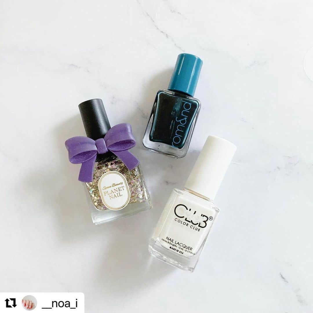 【PLANET NAIL（プラネット ネイル）】公式さんのインスタグラム写真 - (【PLANET NAIL（プラネット ネイル）】公式Instagram)「✰✰✰ ━━━━━━━━━━━━━━━ @__noa_i さま♡  PLANETNAIL  ラメネイル PLB35 リトルスターの軌跡 を使ったリゾートネイルデザインの ご紹介ありがとうございます👩‍❤️‍💋‍👩✨  こんな可愛いデザインだと 旅行もより一層テンションあがっちゃいますね👙🩵✨ ぜひぜひみなさまままねっこされてください♡ ╍ ╍ ╍ ╍ ╍ ╍ ╍ ╍ ╍ ╍ ╍ ╍ ╍ ╍ ╍ ╍ ╍   ……セルフネイルの記録  明日から旅行なのでシェルやラメを使っていつもより派手目のリゾートネイルにしてみました🥰🏝  ディープアクアの透明感もリトルスター軌跡のラメも大好き💕  @romand_jp  ディープアクア  @planet.jp  リトルスターの軌跡  @colorclub_jp_official  D279  #セルフネイル #セルフネイル初心者 #セルフネイル部 #ポリッシュネイル #ニュアンスネイル #夏ネイル #リゾートネイル #ロムアンド #プラネットネイル #nails #naildesign #instanails」8月2日 12時07分 - planet.jp