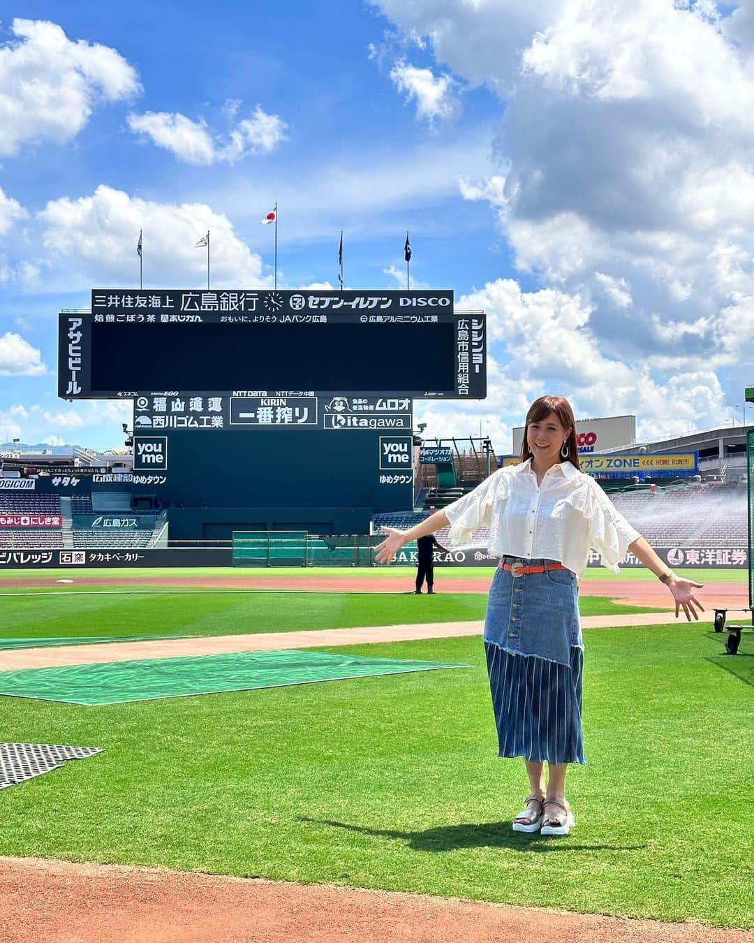 中嶋ユキノさんのインスタグラム写真 - (中嶋ユキノInstagram)「昨日の思い出フォト📸⚾️❣️  とりあえず「君が代」が、 頭の中でエンドレスリピートしている。😂  特に出だしの音確認しまくったおかげで、 「きー、きー、きー」が頭から離れない。😂  #広島東洋カープ #横浜DeNAベイスターズ #carp #マツダスタジアム #国歌斉唱  #中嶋ユキノ  #シンガーソングライター #nakajimayukino #singersongwriter #作詞作曲 #おすすめ #おすすめ曲 #songwriter #songwriting  #singer #singing #singerlife  #japan #作詞 #作曲  #applemusic #linemusic #spotify #youtube #ove #music」8月2日 12時09分 - nakajima_yukino