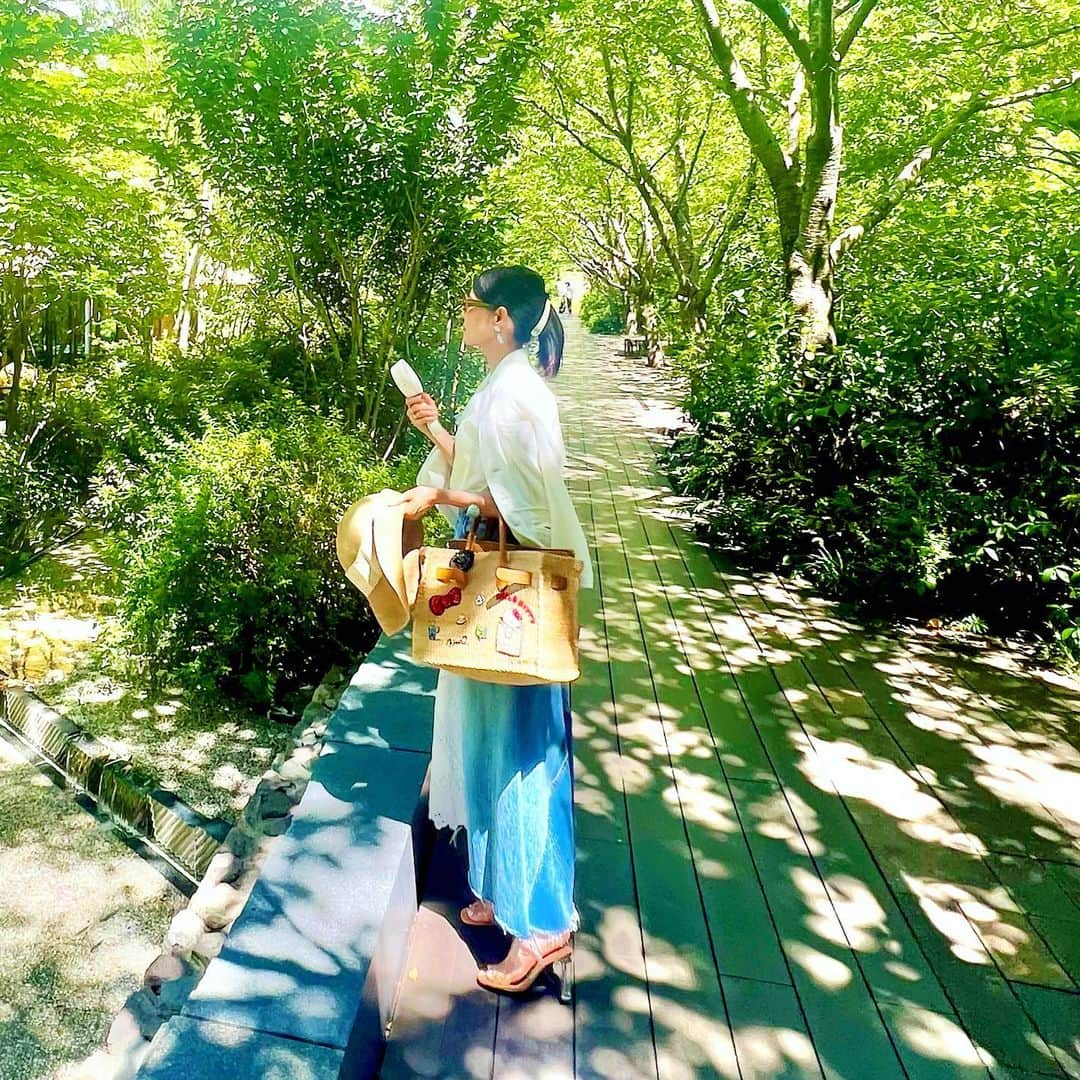 吉田玲奈のインスタグラム：「🌿 都会のオアシス✨ 猛暑日でも目は涼しく感じられました🌿  #夏の日 #扇風機が手放せない #水が流れる場所が好き  #hellokitty」