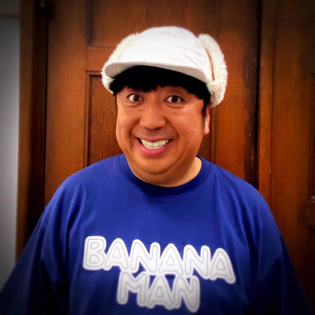 バナナマンのインスタグラム：「. 【着用アイテム】  日村 ・ボアCAP　color：WHT　size : F （アジャスター調整可） ・T-シャツ　BANANAMAN TEE　color:NVY　size：L  #bananaman #bananamangoods  #bananamanlive #バナナマン #バナナマンライブ #bananamanliveO #バナナマングッズ」