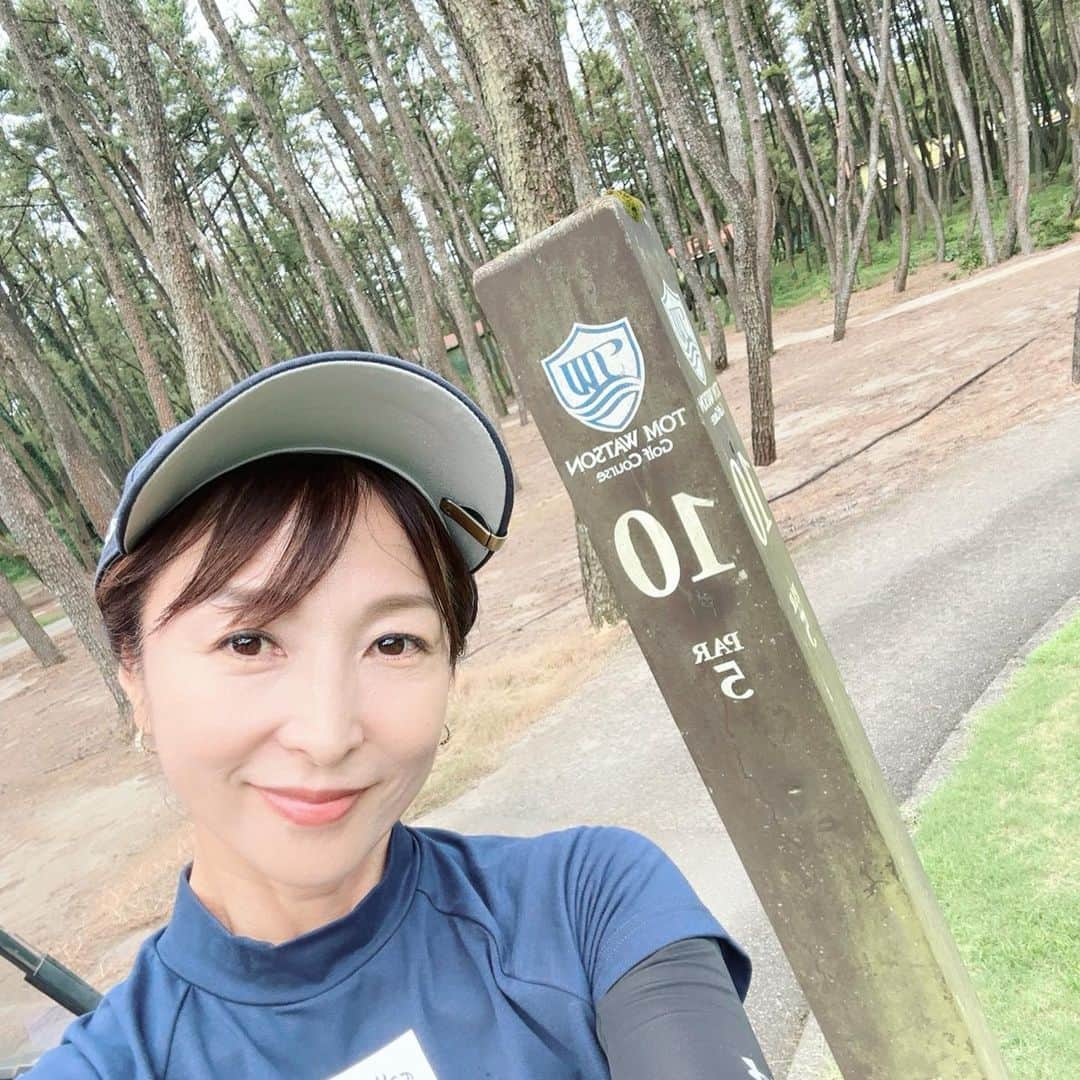 かとうれいこのインスタグラム：「1年ぶりのフェニックストムワトソンコース⛳️  先日の宮崎🏝️ 去年は途中雷⚡️で中断したりその後虹🌈が見れたりのラウンドだったけど、今年は天気良すぎて汗が凄いことになってる😅 お水いっぱい飲むからね👍  お水は#aquakirishima  きりしまの天然水💧 #美味しいお水 友達のデザインなの！  #宮崎 #フェニックスシーガイヤリゾート #トムワトソンゴルフコース  #ゴルフ #2023.夏 #宮崎旅 #時差投稿」