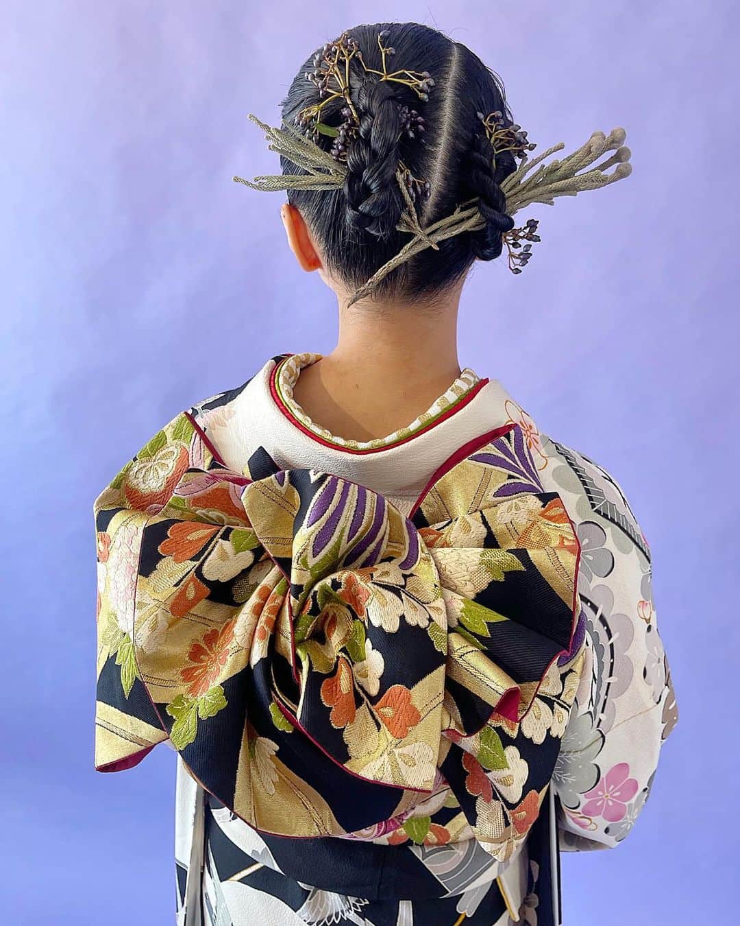 sakincho1028のインスタグラム：「@aedam_furisode さんの振袖の撮影のヘアメイク🌼 可愛いお着物ばかりだったなぁ。🕊  #sakinchohair #hairarrange#hair#arrange#hairset#ヘアアレンジ#アレンジ#ヘアセット#豊橋#美容室#豊橋美容室#結婚式#ブライダル#ヘアメイク#メイク#出張ヘアメイク#ブライダルヘア#ウェディングヘア#花嫁ヘア#和装#振袖#成人式#和装ヘア」