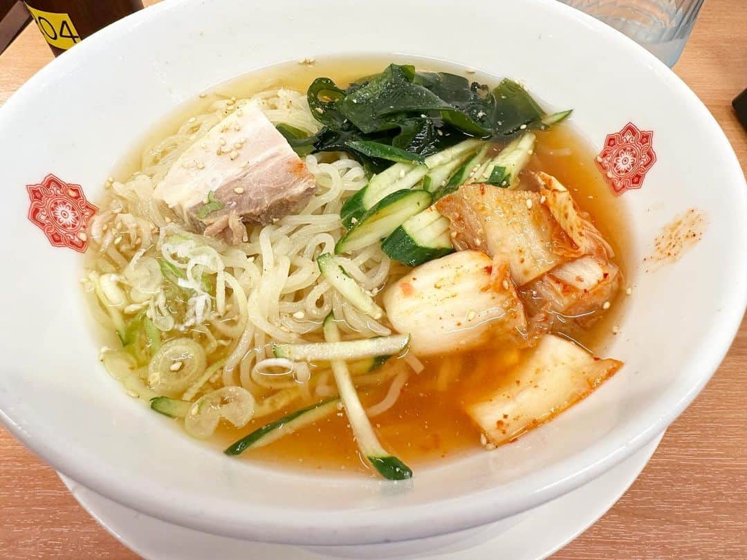 まえちゃんねるのインスタグラム：「今日のランチは、冷麺。またしばらくカンカン照りの予報だけど、多少は雨が降ってほしいなぁ😅  #ランチ #今日のランチ #冷麺 #日高屋」